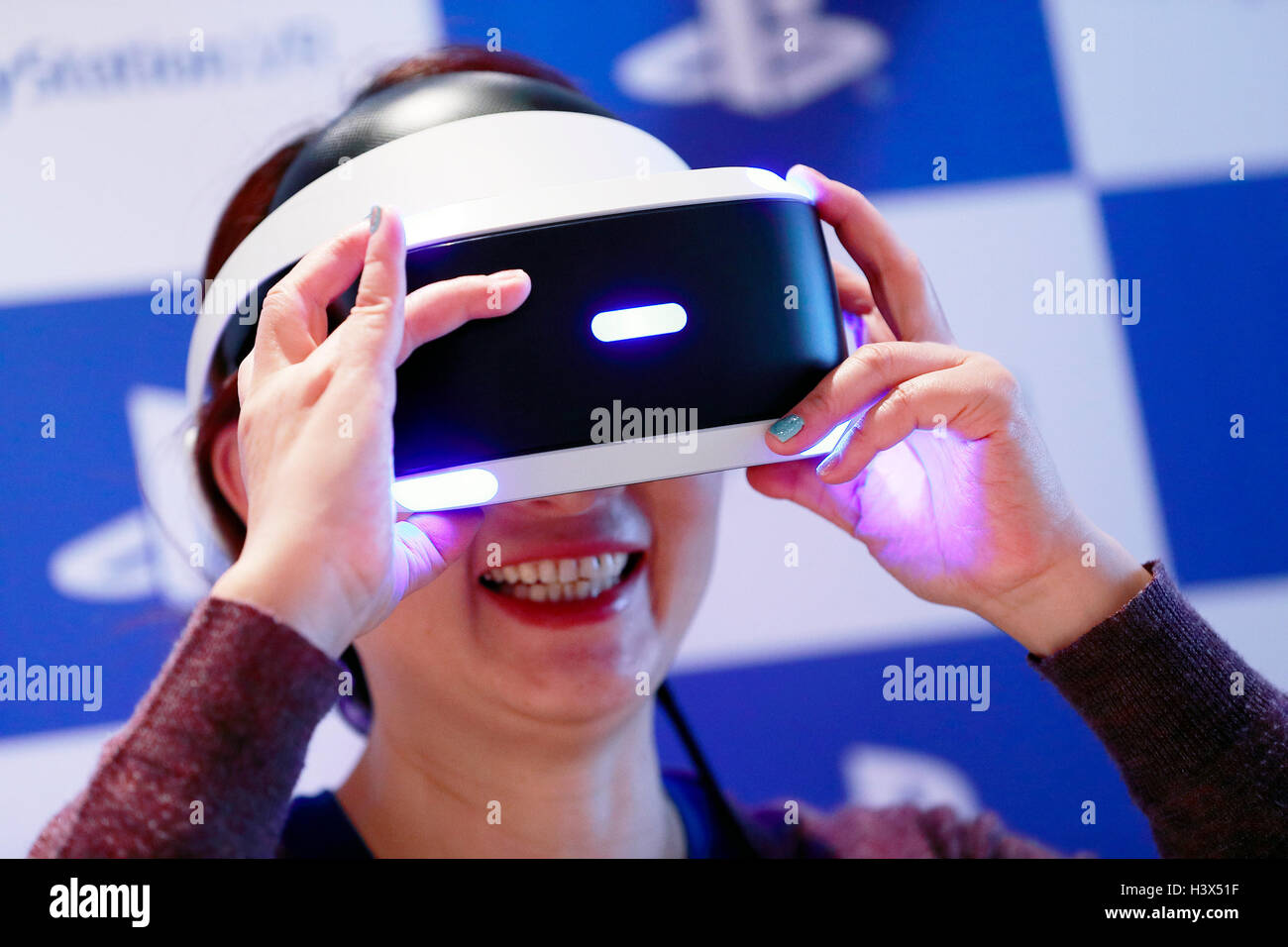 Tokio, Japan. 13. Oktober 2016. Eine Frau versucht, die PlayStation VR (virtual Reality) Konsole bei Ginza am 13. Oktober 2016, Tokio, Japan. Sony eröffnet einen Testversionen Raum für seinen neuen PlayStation VR-Satz bei Ginza in Tokio mit seinen ersten Tag des Verkaufs weltweit zusammen. Die Konsole Einzelhandel in Japan für JPY 44.980 (ca. USD 450). Bildnachweis: Rodrigo Reyes Marin/AFLO/Alamy Live-Nachrichten Stockfoto