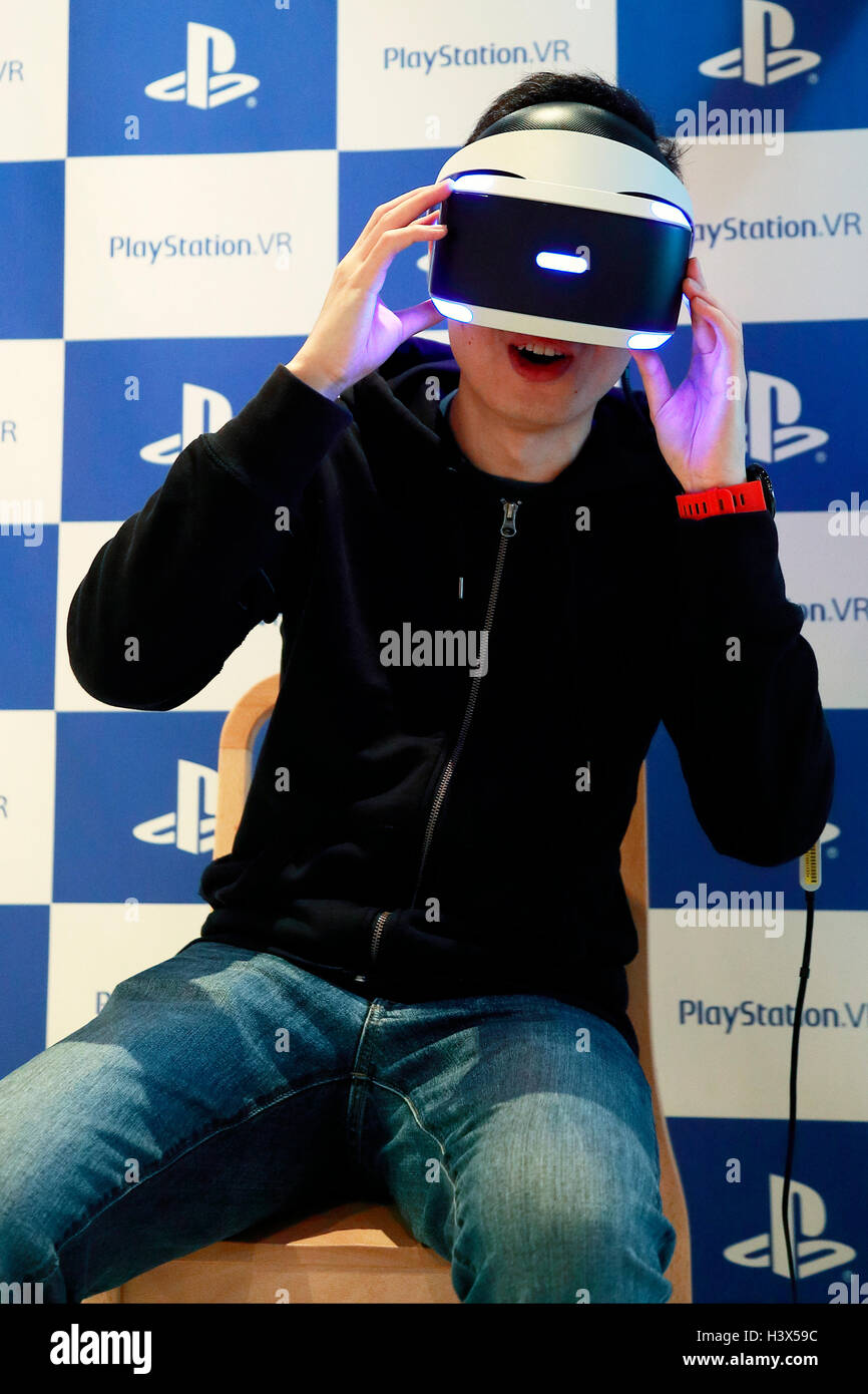 Tokio, Japan. 13. Oktober 2016. Ein Mann versucht, die PlayStation VR (virtual Reality) Konsole bei Ginza am 13. Oktober 2016, Tokio, Japan. Sony eröffnet einen Testversionen Raum für seinen neuen PlayStation VR-Satz bei Ginza in Tokio mit seinen ersten Tag des Verkaufs weltweit zusammen. Die Konsole Einzelhandel in Japan für JPY 44.980 (ca. USD 450). Bildnachweis: Rodrigo Reyes Marin/AFLO/Alamy Live-Nachrichten Stockfoto
