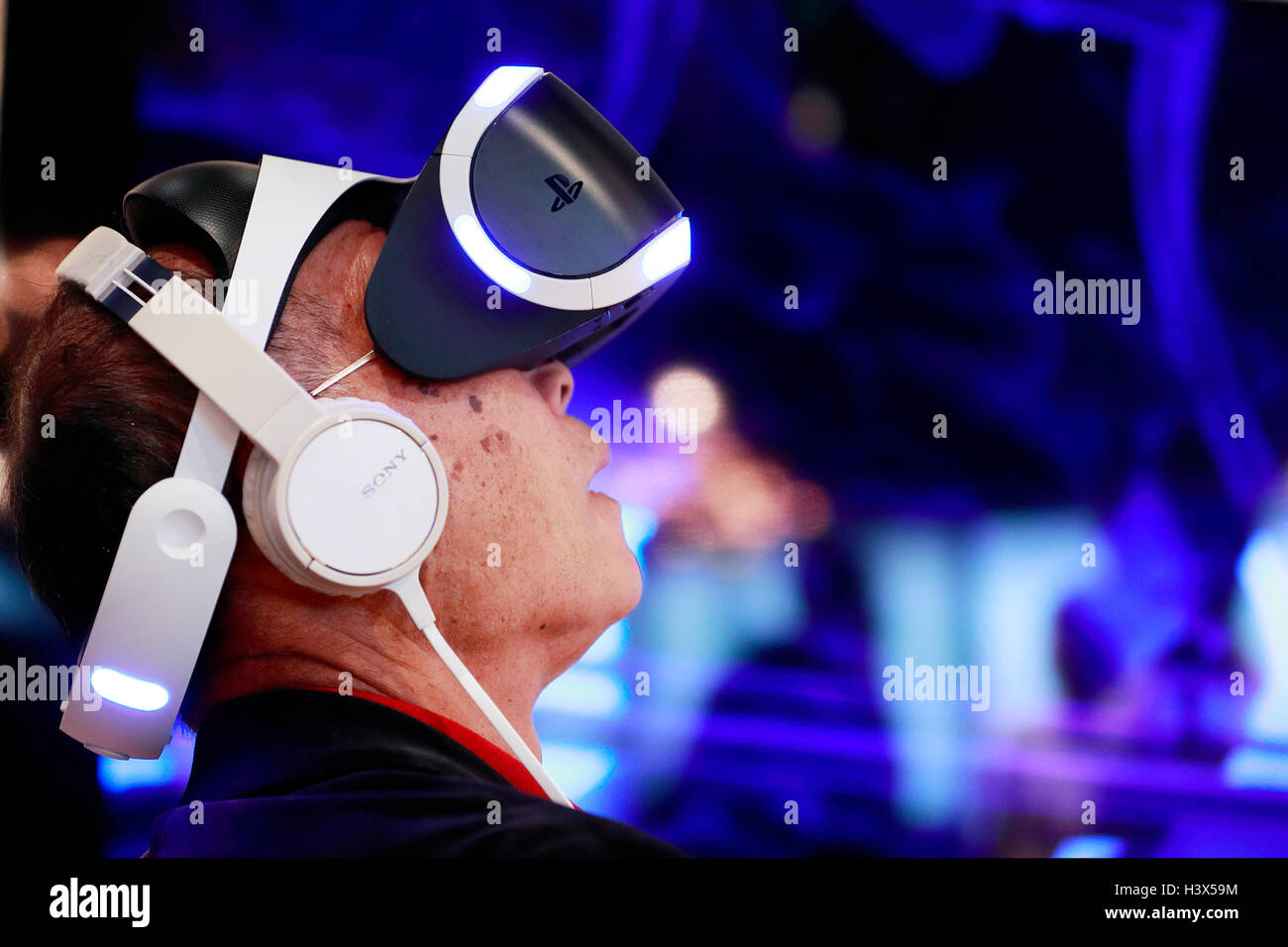 Tokio, Japan. 13. Oktober 2016. Ein Mann versucht, die PlayStation VR (virtual Reality) Konsole bei Ginza am 13. Oktober 2016, Tokio, Japan. Sony eröffnet einen Testversionen Raum für seinen neuen PlayStation VR-Satz bei Ginza in Tokio mit seinen ersten Tag des Verkaufs weltweit zusammen. Die Konsole Einzelhandel in Japan für JPY 44.980 (ca. USD 450). Bildnachweis: Rodrigo Reyes Marin/AFLO/Alamy Live-Nachrichten Stockfoto