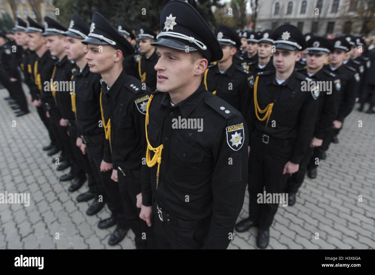 Kiew, Ukraine. 13. Oktober 2016. Erstsemester-Studenten der nationalen Akademie für innere Angelegenheiten der Ukraine nahm den Eid Polizisten Kredit: Nazar Furyk/ZUMA Draht/Alamy Live News Stockfoto