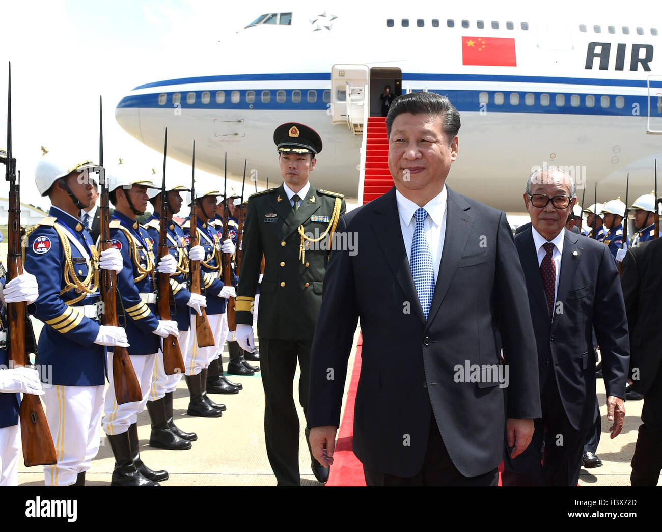 Phnom Penh, Hauptstadt von Kambodscha für einen Staat zu besuchen. 13. Oktober 2016. Chinesischen Staatspräsidenten Xi Jinping wird von senior kambodschanische Regierungsbeamte und Mitglieder der königlichen Familie bei seiner Ankunft auf dem Flughafen in Phnom Penh, Hauptstadt von Kambodscha zu einem Staatsbesuch, 13. Oktober 2016 begrüßt. Dies ist Xis erste Reise an die südostasiatischen Nation als Präsident. Bildnachweis: Xie Huanchi/Xinhua/Alamy Live-Nachrichten Stockfoto