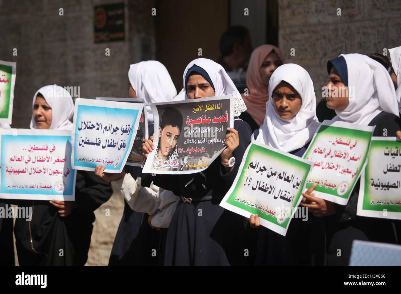 Gaza-Stadt, Gazastreifen, Palästinensische Gebiete. 13. Oktober 2016. Palästinensische Studenten halten Banner während einer Protestaktion des Kindes Häftlinge in israelischen Gefängnissen, vor Rot-Kreuz-Büro in Gaza-Stadt, auf Solidarität mit Kredit-13. Oktober 2016: Ashraf Amra/APA Bilder/ZUMA Draht/Alamy Live News Stockfoto