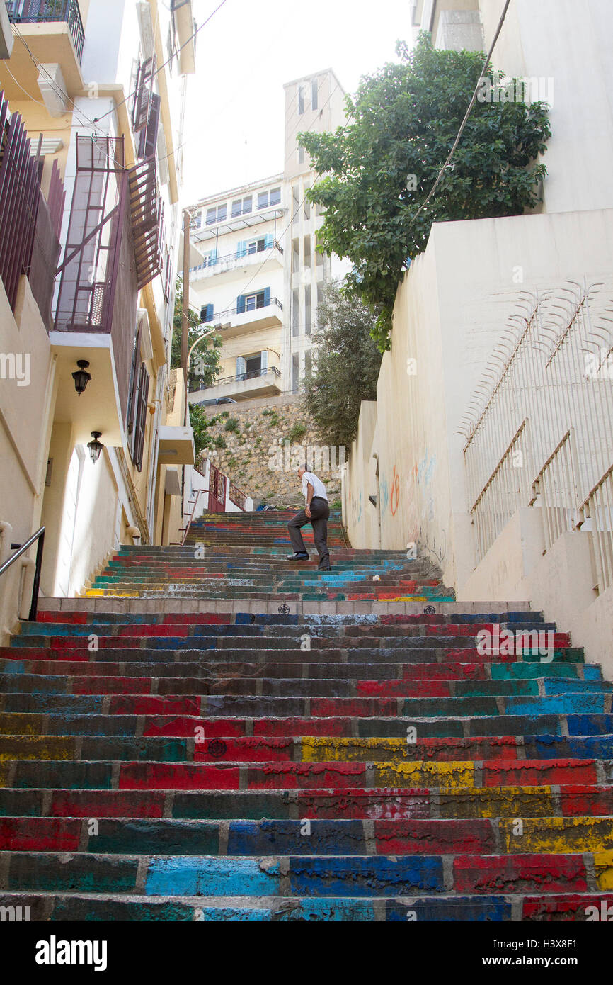 Beirut, Libanon. 13 Okt, 2016. Menschen gehen Sie die Long mehrfarbig lackiert Schritte in der alten armenischen Stadtteil Mar Mikhael in Beirut Gemmayzeh Aufhellung der Bereich, der durch das Erbe der zivilen Konfliktbearbeitung Credit betroffen war: Amer ghazzal/Alamy leben Nachrichten Stockfoto