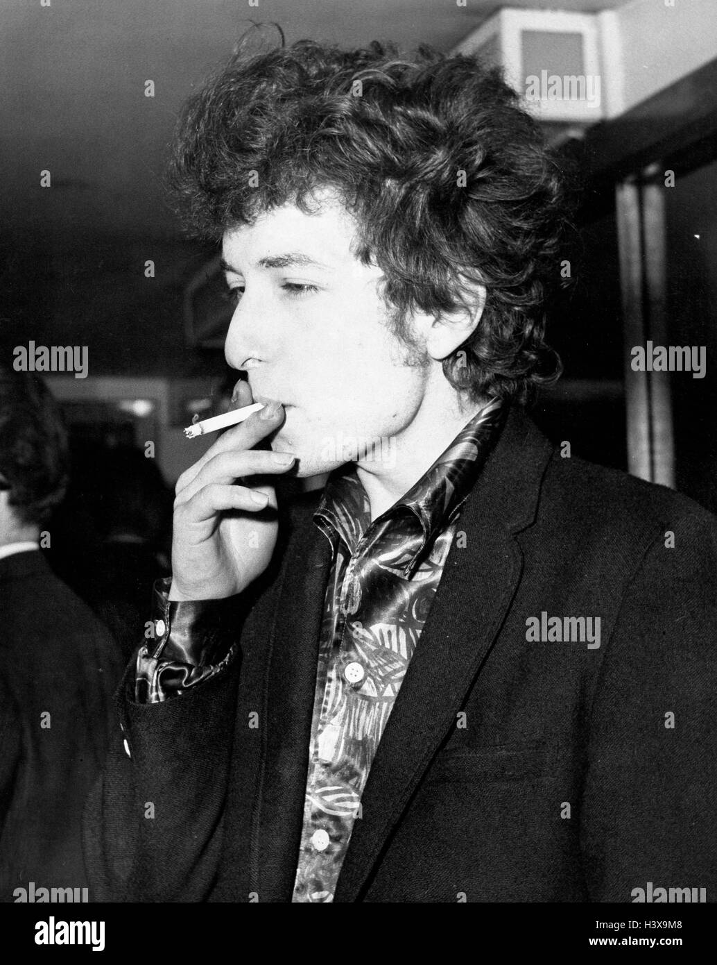 London, UK, Großbritannien 27. April 1965. Folk-Sänger BOB DYLAN eine Zigarette raucht. Dylan ist in der Stadt für seine britischen Tour im The Savoy Hotel. © KEYSTONE Pictures/ZUMAPRESS.com/Alamy Live-Nachrichten Stockfoto