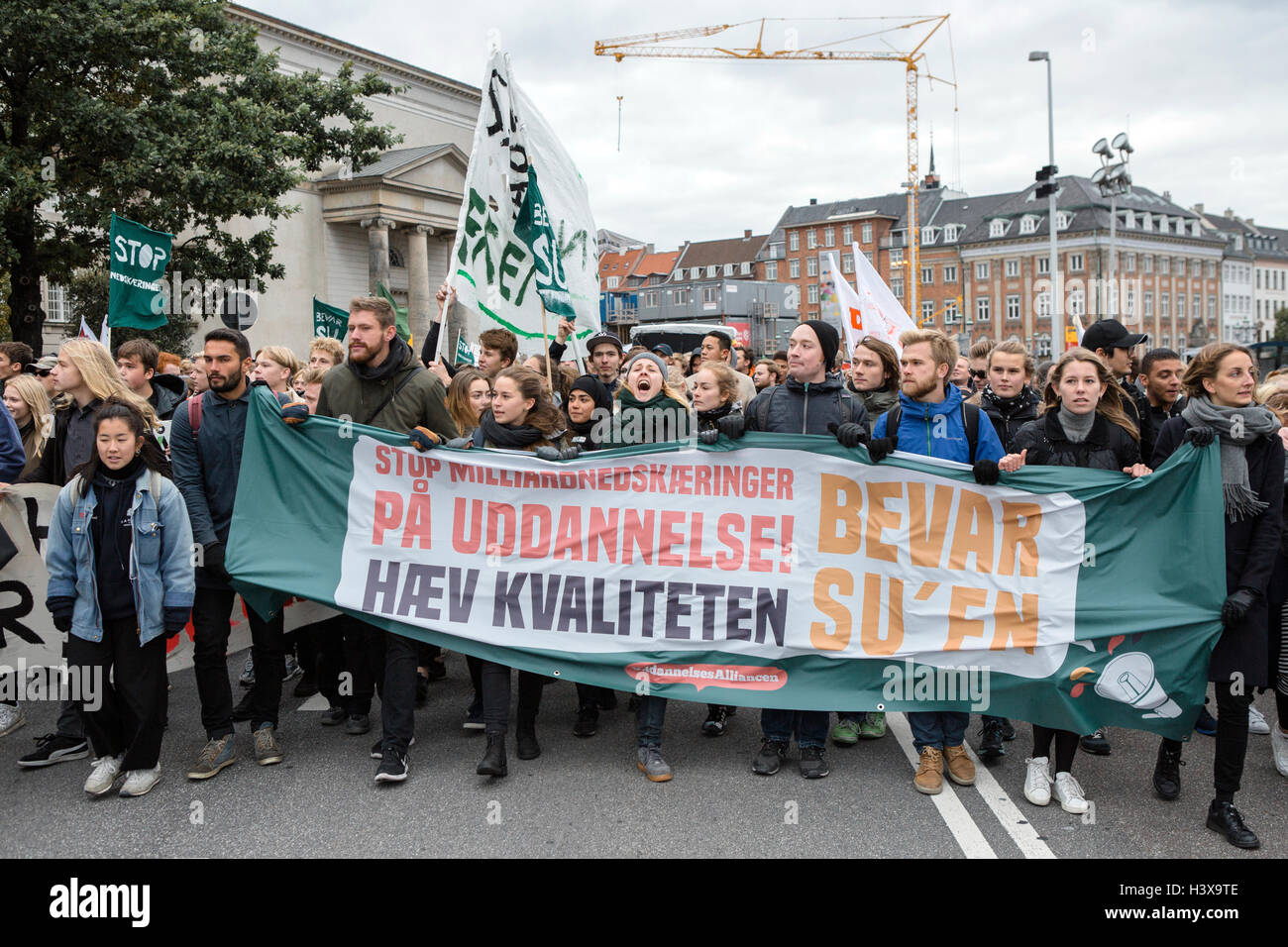 Kopenhagen, Dänemark. 13. Oktober 2016. Dänemark, Kopenhagen, 13. Oktober. Mehrere Tausend Studenten demonstrieren gegen die dänische Regierung will das Stipendium, das so genannte SU geschnitten. Mehr als 25.000 Leute haben unterschrieben, die Demonstration vor dem dänischen Parlament, Christiansborg und 43.000 landesweit Kredit zu besuchen: Alberto Grasso/Alamy Live News Stockfoto