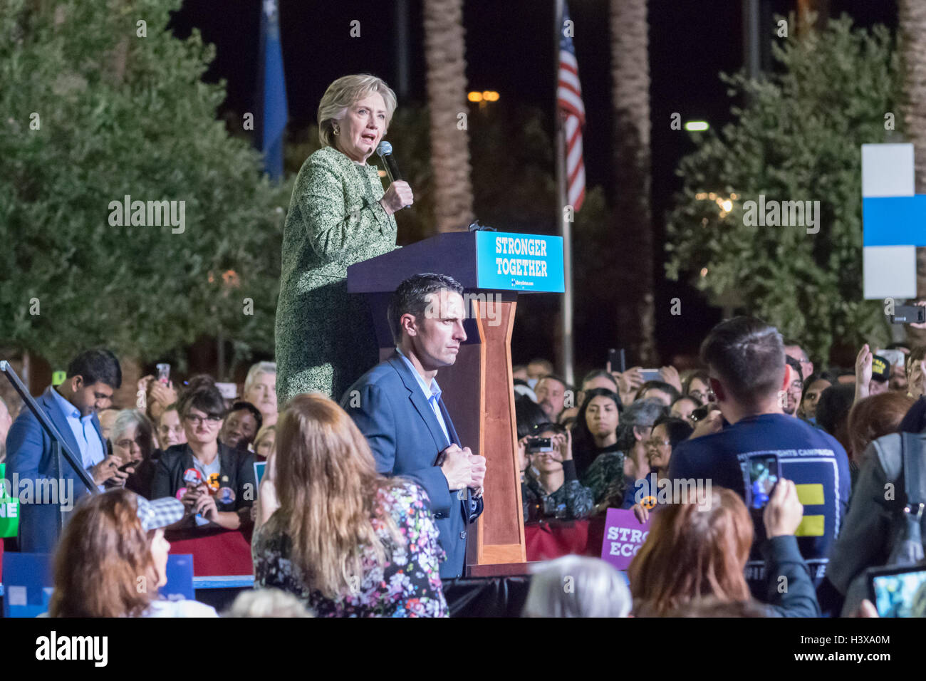 Las Vegas, Nevada, USA. 12. Oktober 2016. Hillary Clinton spricht mit dem Publikum auf eine raus Kundgebung am 12. Oktober 2016 im Smith Center in Las Vegas, NV zu stimmen. Bildnachweis: Das Foto Zugang/Alamy Live-Nachrichten Stockfoto