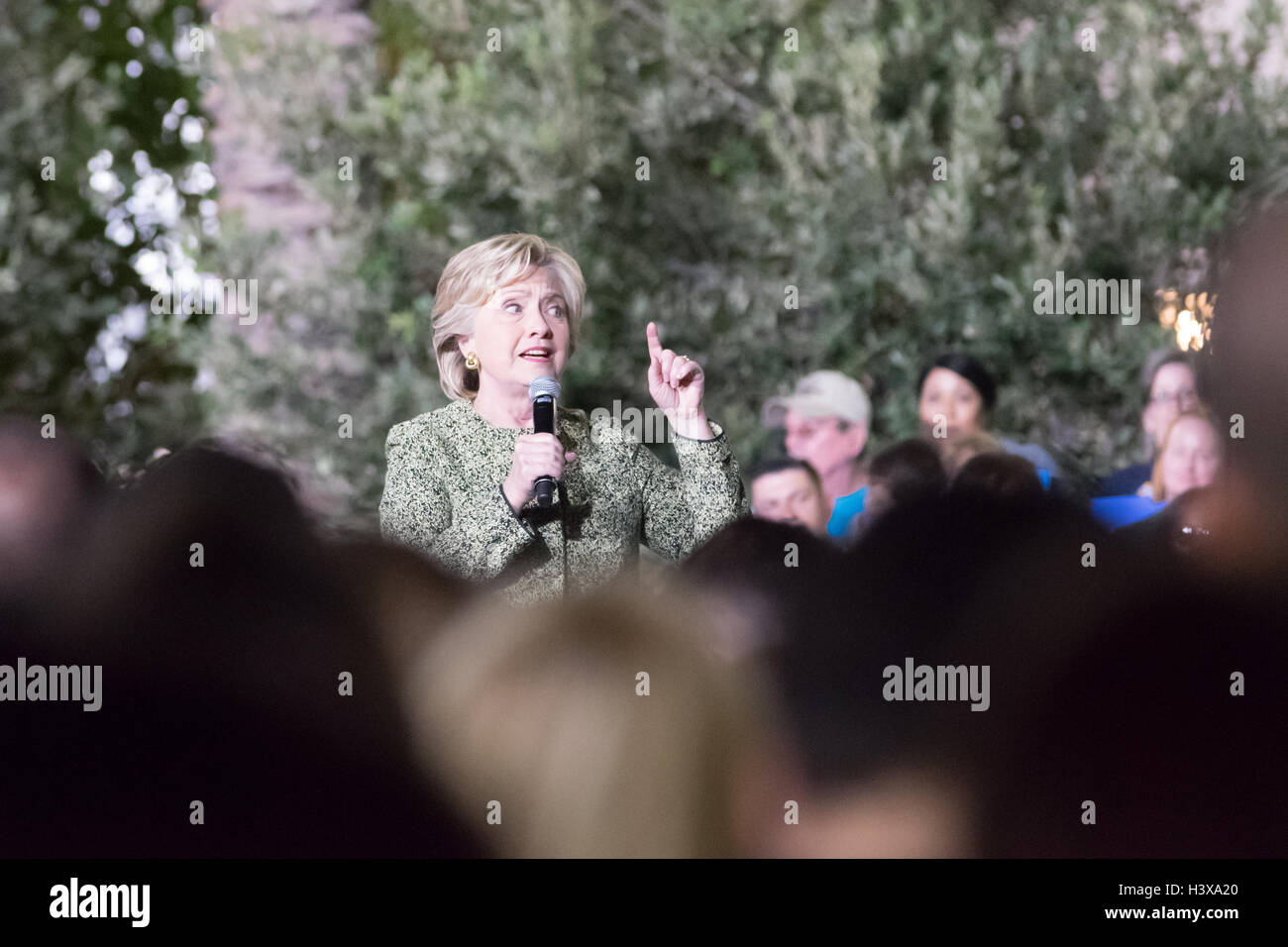 Las Vegas, Nevada, USA. 12. Oktober 2016. Hillary Clinton spricht mit dem Publikum auf eine raus Kundgebung am 12. Oktober 2016 im Smith Center in Las Vegas, NV zu stimmen. Bildnachweis: Das Foto Zugang/Alamy Live-Nachrichten Stockfoto