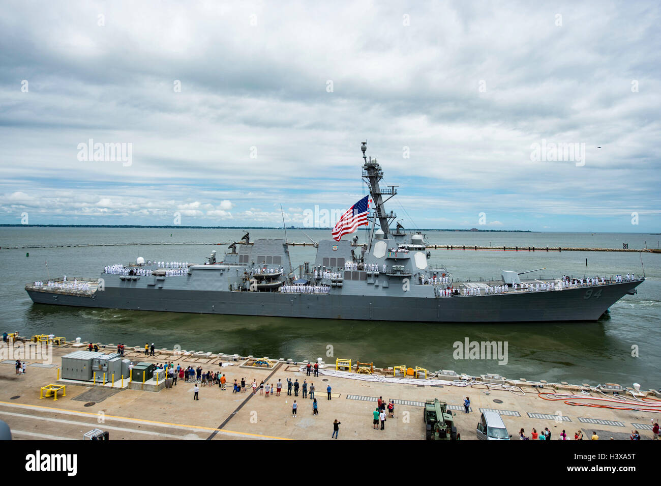 Norfolk, Vereinigte Staaten von Amerika. 1. Juni 2016. Die uns Marine Arleigh Burke-Klasse geführte Flugkörper Zerstörer USS Nitze fährt Naval Station Norfolk im Rahmen von Eisenhower Carrier Strike Group 1. Juni 2016 in Norfolk, Virginia. Der Maurer war von Huthi-Rebellen beim Segeln vor der Küste des Jemen am südlichen Ende des Roten Meer am 12. Oktober 2016 und die Nitze kehrte Rakete Feuer zerstört Bodenstationen im Jemen beschossen. Bildnachweis: Planetpix/Alamy Live-Nachrichten Stockfoto