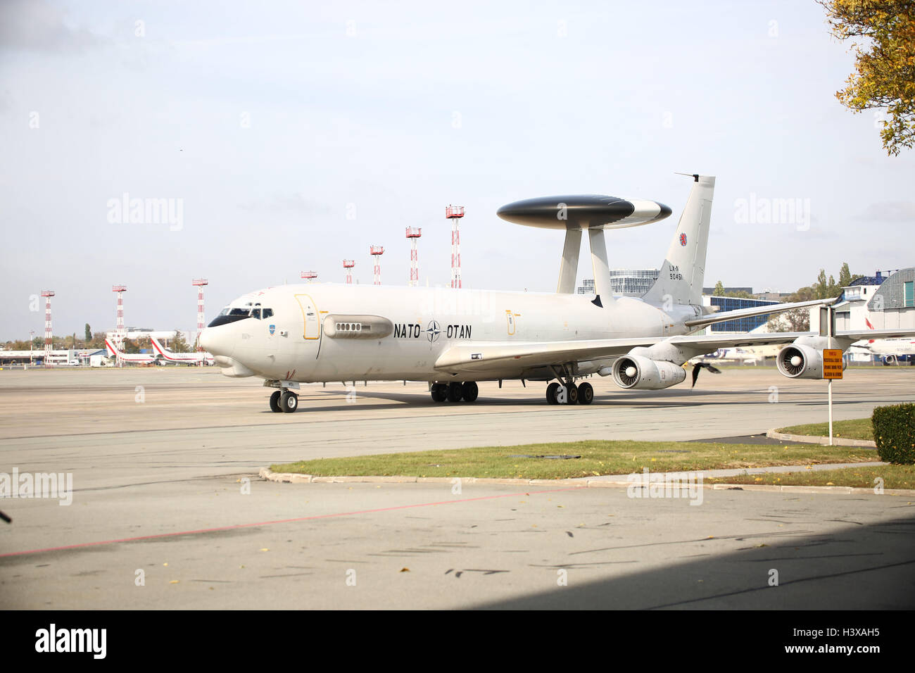 Polen, Warschau, 13. Oktober 2016: Crew unter dem Kommando von Karsten Stoye präsentiert die E-3A AWACS-Flugzeuge auf dem taktischen Militärflugplatz in Warschau nach der 1000. NATO mission an der östlichen verteidigen. Polnische Luftwaffe zeigen f-16 und MiG-29 Flugzeuge im Hangar zu bekämpfen. Bildnachweis: Jake Ratz/Alamy Live-Nachrichten Stockfoto