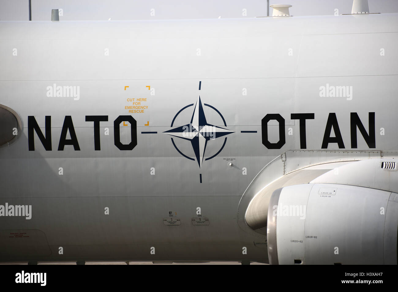 Polen, Warschau, 13. Oktober 2016: Crew unter dem Kommando von Karsten Stoye präsentiert die E-3A AWACS-Flugzeuge auf dem taktischen Militärflugplatz in Warschau nach der 1000. NATO mission an der östlichen verteidigen. Polnische Luftwaffe zeigen f-16 und MiG-29 Flugzeuge im Hangar zu bekämpfen. Bildnachweis: Jake Ratz/Alamy Live-Nachrichten Stockfoto