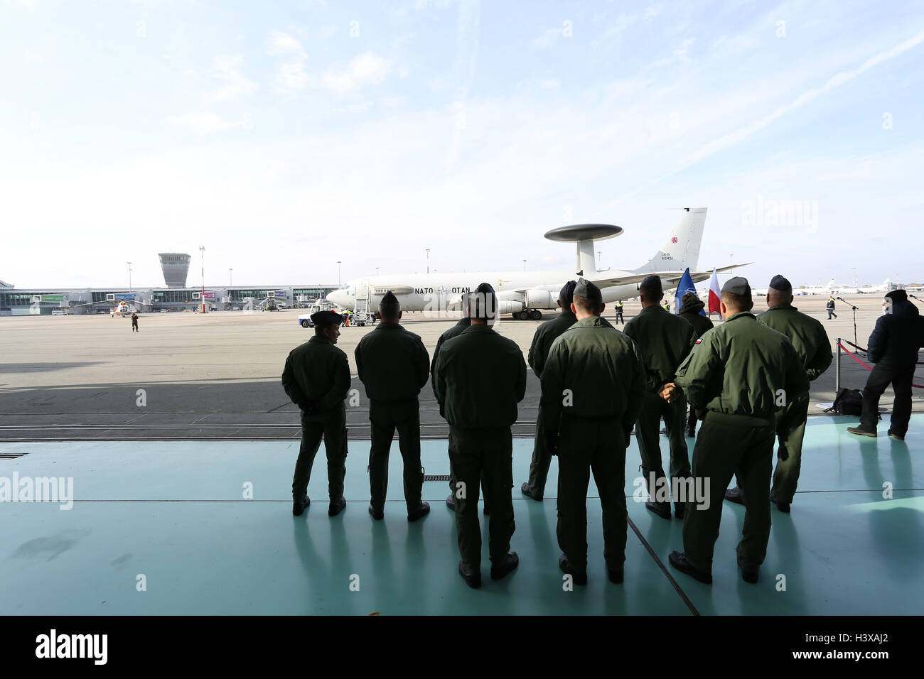 Polen, Warschau, 13. Oktober 2016: Crew unter dem Kommando von Karsten Stoye präsentiert die E-3A AWACS-Flugzeuge auf dem taktischen Militärflugplatz in Warschau nach der 1000. NATO mission an der östlichen verteidigen. Polnische Luftwaffe zeigen f-16 und MiG-29 Flugzeuge im Hangar zu bekämpfen. Bildnachweis: Jake Ratz/Alamy Live-Nachrichten Stockfoto