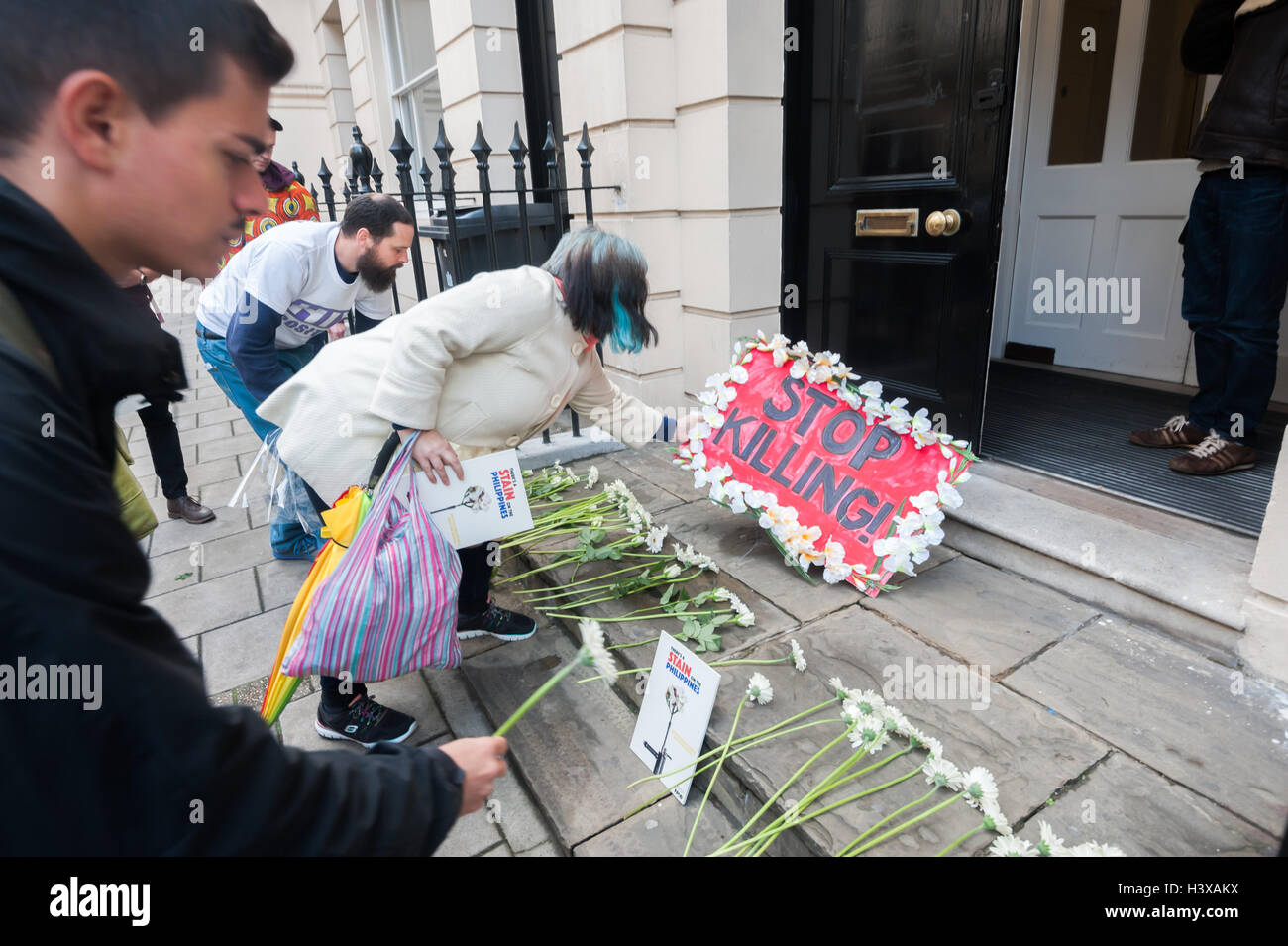 London, UK. 13. Oktober 2016. Demonstranten legen weiße Blumen und Plakate auf den Stufen der philippinischen Botschaft. Sie verlangen nach Präsident Rodrigo Duterte Ende seiner wiederholten Aufforderungen für Polizei und öffentliche, jene zu töten, die nutzen und Drogen umzugehen und zurückziehen sein Versprechen es wird keine Strafverfolgung für diese außergerichtlichen Hinrichtungen. Seit Duterte an die macht Ende Juni kam gab es mehr als 3500 solche Tötungen auf den Straßen. Bildnachweis: Peter Marshall/Alamy Live-Nachrichten Stockfoto