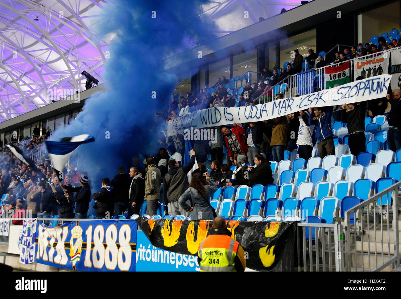 Budapest, Ungarn. 13. Oktober 2016.  Die ultra Fans von MTK Budapest sehen Sie das Spiel während der Stadion-Eröffnungsspiel zwischen MTK Budapest und Sporting CP Nandor Hidegkuti Stadion am 13. Oktober 2016 in Budapest, Ungarn. Bildnachweis: Laszlo Szirtesi/Alamy Live-Nachrichten Stockfoto