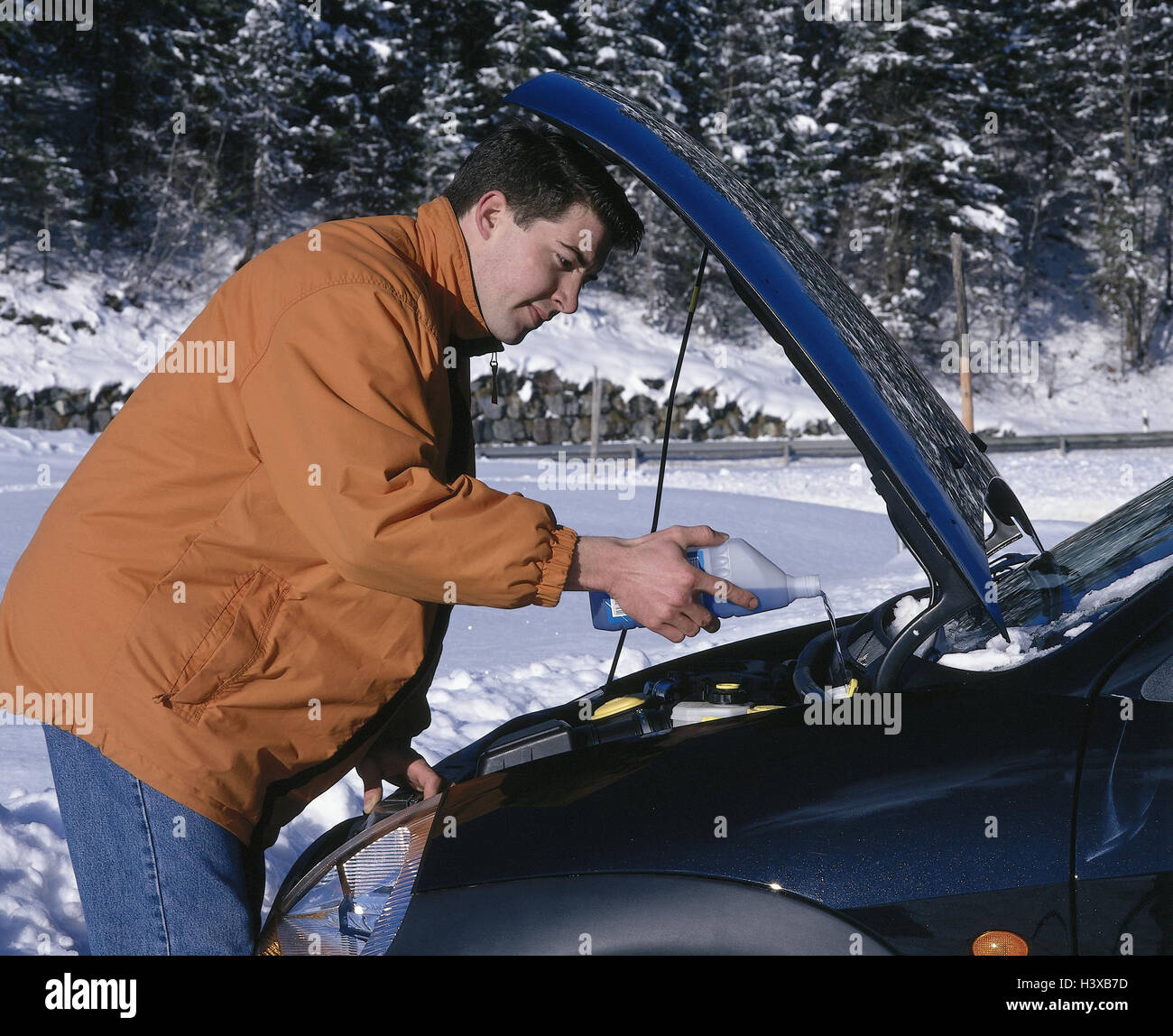 Mann, Auto, Windschutzscheibe Unterlegscheibe, Frostschutzmittel