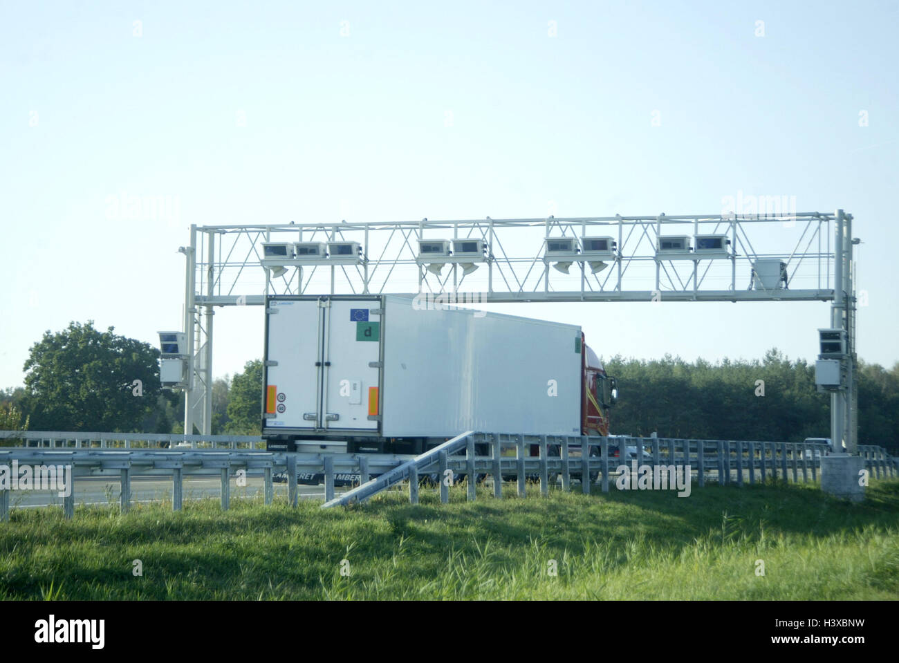 Verkehr, Brücke, Maut für LKW, traumhaft sammeln Steuern LKW Verkehr, Bundesautobahn, Autobahn, Boardkontrolle, Maut Ort, Maut, Autobahn-Maut, Maut, Toll-Collect, Steuerung, Anlage, LKW, Straße Gebühr, Gebühr, Güterverkehr, Logi Stockfoto