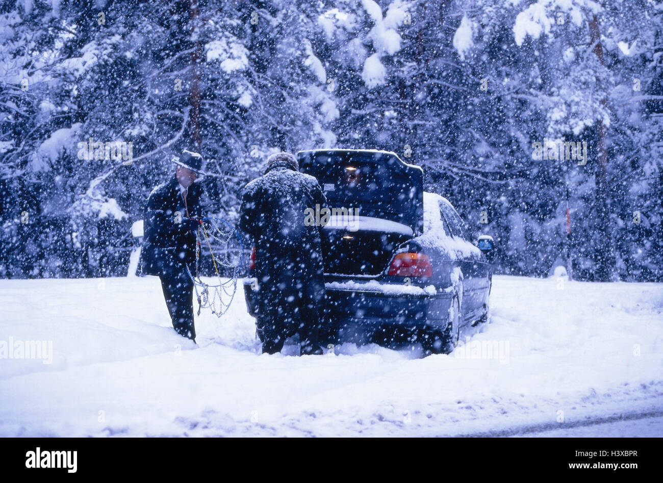 Schneefall, Auto, Straße, Männer, zwei, Anti-Rutsch-Ketten, bearbeiten! nur redaktionell! Winter, Straße, Schnee, Schnee bedeckten Mount, Verkehr, Verkehrssicherheit, Sicherheit, Catena Pflicht, Straße, glatt, Glätte, Autofahren, Treiber Stockfoto