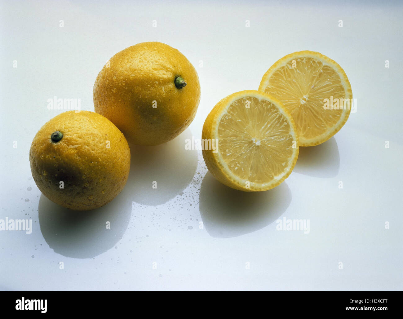 Zitronen, komplett, halbiert, Zitrusfrüchte, Zitrusfrüchte, Studio, Produktfotografie, Still life Stockfoto