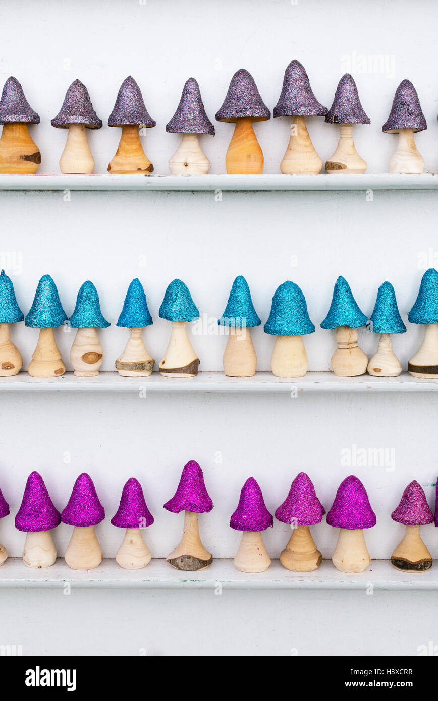 Bunte handgemachte bemalten Pilze für Verkauf Stockfoto