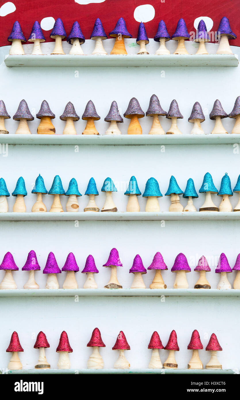 Bunte handgemachte bemalten Pilze für Verkauf Stockfoto