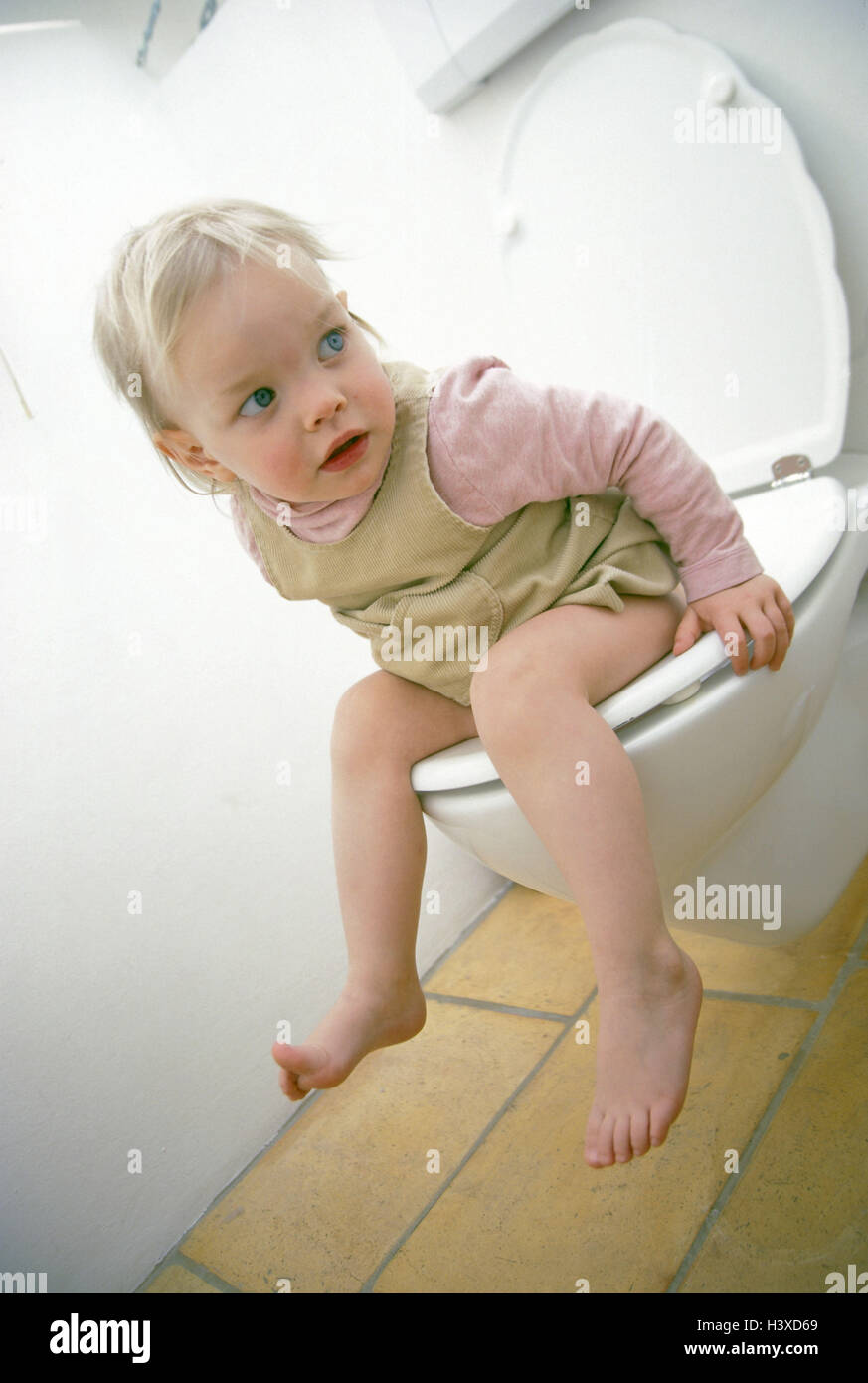 Toilette, Kind, sitzen, Kind, Mädchen, 1-2 Jahre, Entwicklungsphase,  Entwicklung, Lernprozess, WC, Hygiene, Kindheit, Sauberwerden, warten,  ernst, Spannung, Selbsterfahrung, unkonventionell Stockfotografie - Alamy