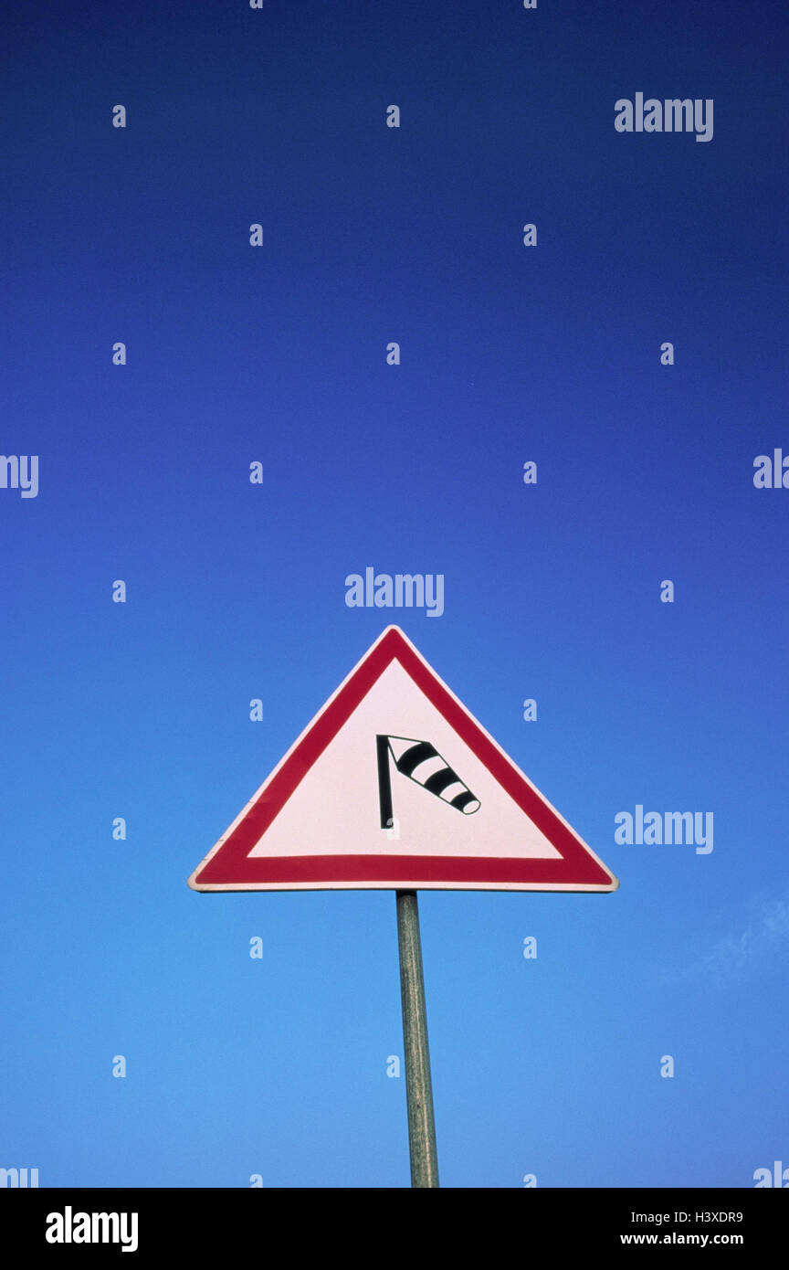 Verkehrszeichen "Wertschätzung Seitenwind", Windsack, Zeichen, Schild, Warnschild außerhalb des Flugverkehrs, Himmel, blau Stockfoto