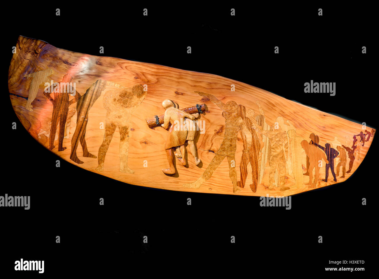 Hölzerne Inlay die fünfte Station des Kreuzweges (Jesus ist von Simon von Cyrene half) in der Kathedrale von Lincoln. Stockfoto