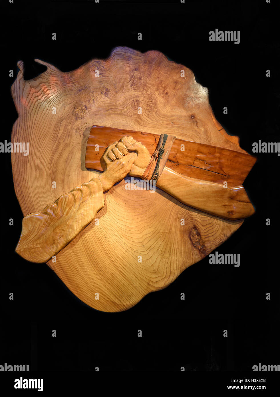 Hölzerne Einlage von der vierten Station des Kreuzweges (Jesus ist von seiner Mutter half) in der mittelalterlichen christlichen Kathedrale von Lincoln Stockfoto