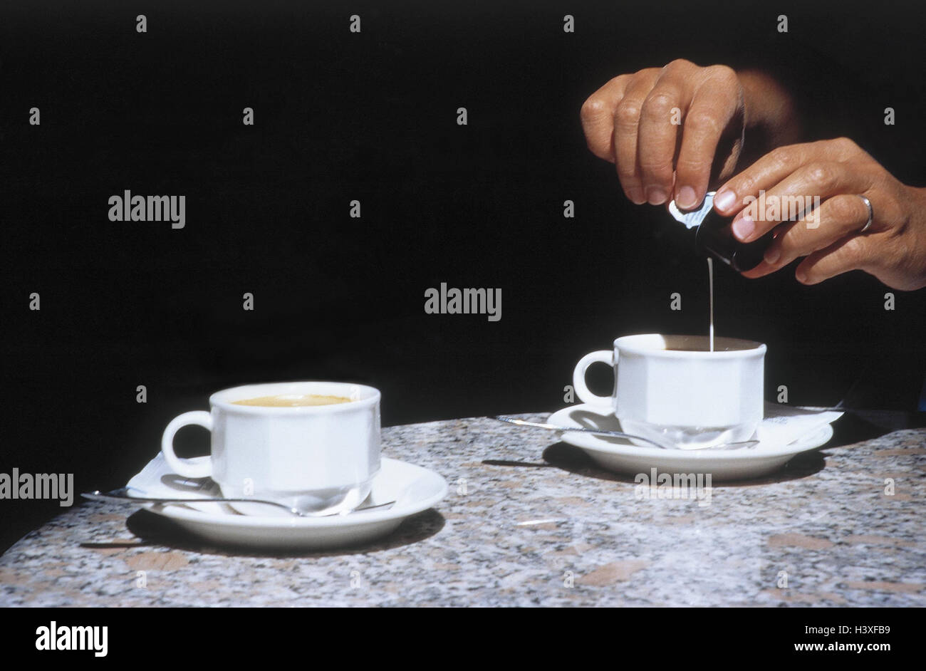 Tisch, Kaffeetassen, Hände, Milch, Mann, Detail, Tassen, zwei, Kaffee,  Getränk, Kaffee trinken, innen, Sommer, draußen, Tasse, Kondensmilch,  Kaffeemilch, Heißgetränk, koffeinhaltigen, Luxus, Kaffeepause  Stockfotografie - Alamy