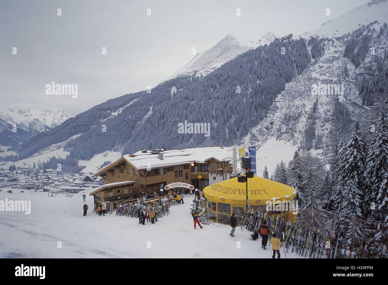 Österreich, Berg Arl, St. Anton, Skihütte, Schnee bar Mooserwirt, Skihütte, Aprés Ski, Apres Ski, Winterlandschaft, Schnee, Berglandschaft, Ski, legte, Dämmerung, Beleuchtung, lokale Ansicht, Skifahrer, stoppen, rufen Sie in Stockfoto