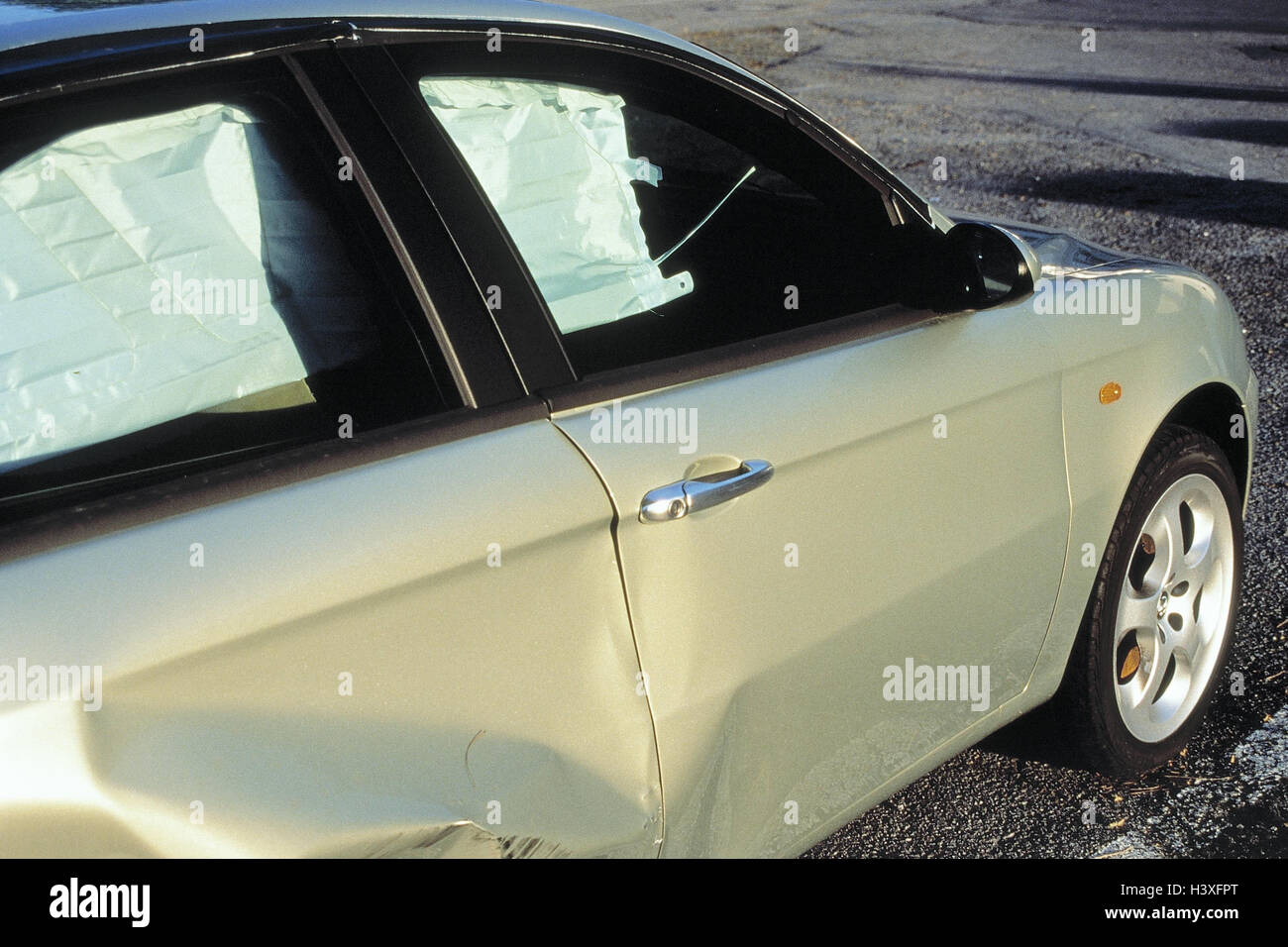 Auto bei einem unfall beschädigt -Fotos und -Bildmaterial in hoher