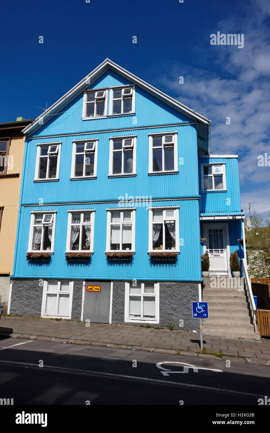 Blau bemalten Wellblech Zinn verkleidet Haus Reykjavik Island Stockfoto