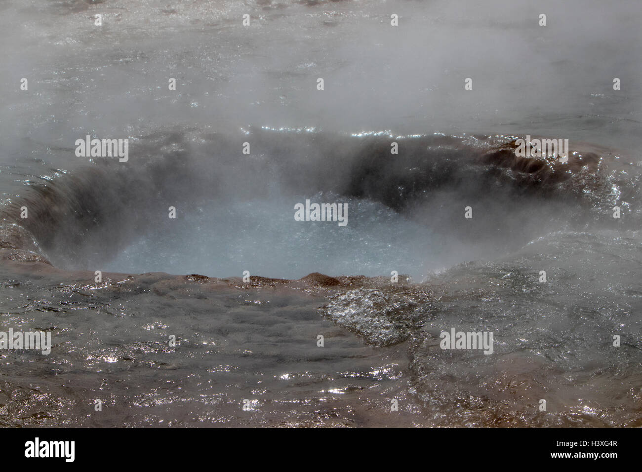 Wasser ablassen in Strokkur Geysir nach Ausbruch Phasen Geysir Island Stockfoto