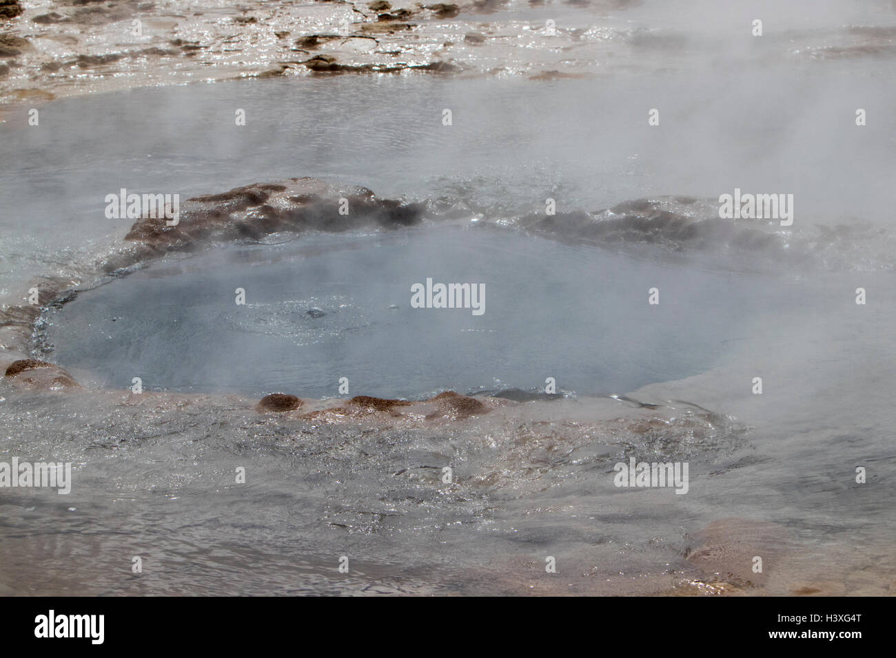 Wasser sprudelt nach Ausbruch Strokkur Geysir Ausbruch Phasen Geysir Island Stockfoto