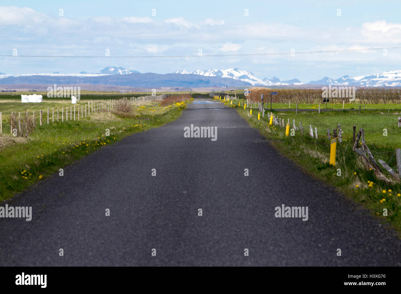 kleine ländliche remote Asphaltstraße in Island Stockfoto