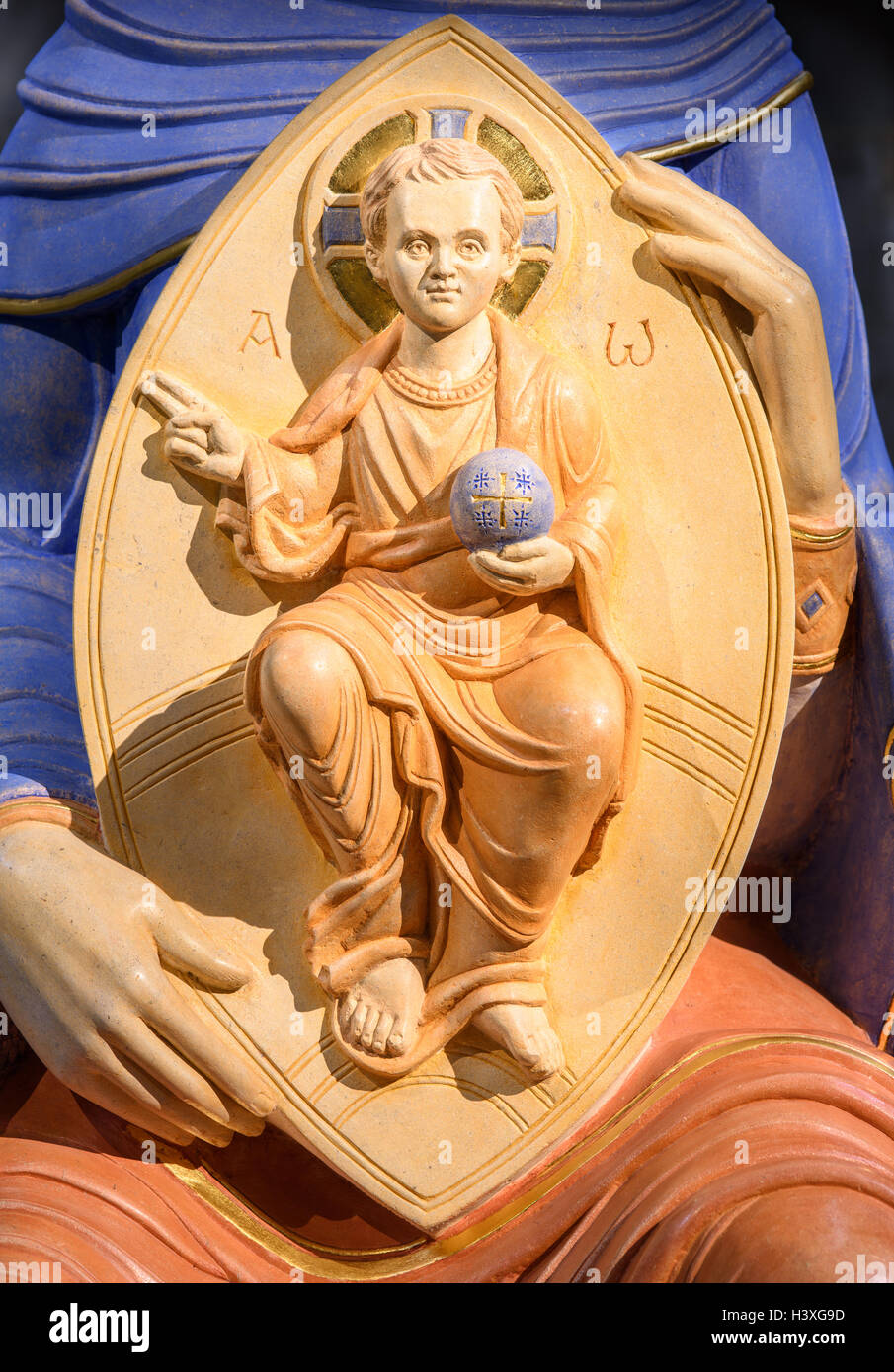 Detail aus der Skulptur von Jesus und seiner Mutter an der Marienkapelle in der mittelalterlichen christlichen Kathedrale von Lincoln, England. Stockfoto