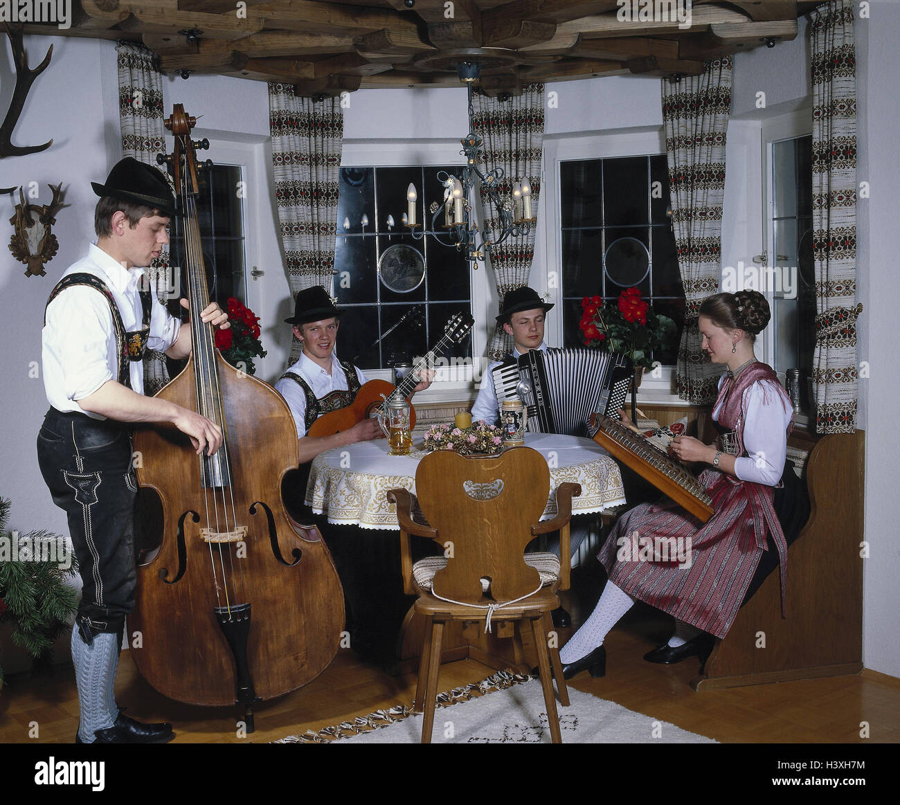 Deutschland, Bayern, Oberbayern Werdenfelser Stubenmusi, Werdenfels, bayerische  Musik, Volksmusik, Raum Musik, traditionell, Tradition, machen Musik,  Hobby, Musikgruppe, Musiker, Folklore, Musikinstrumente, Frau, Männer,  Costume national, Wohnfläche ...