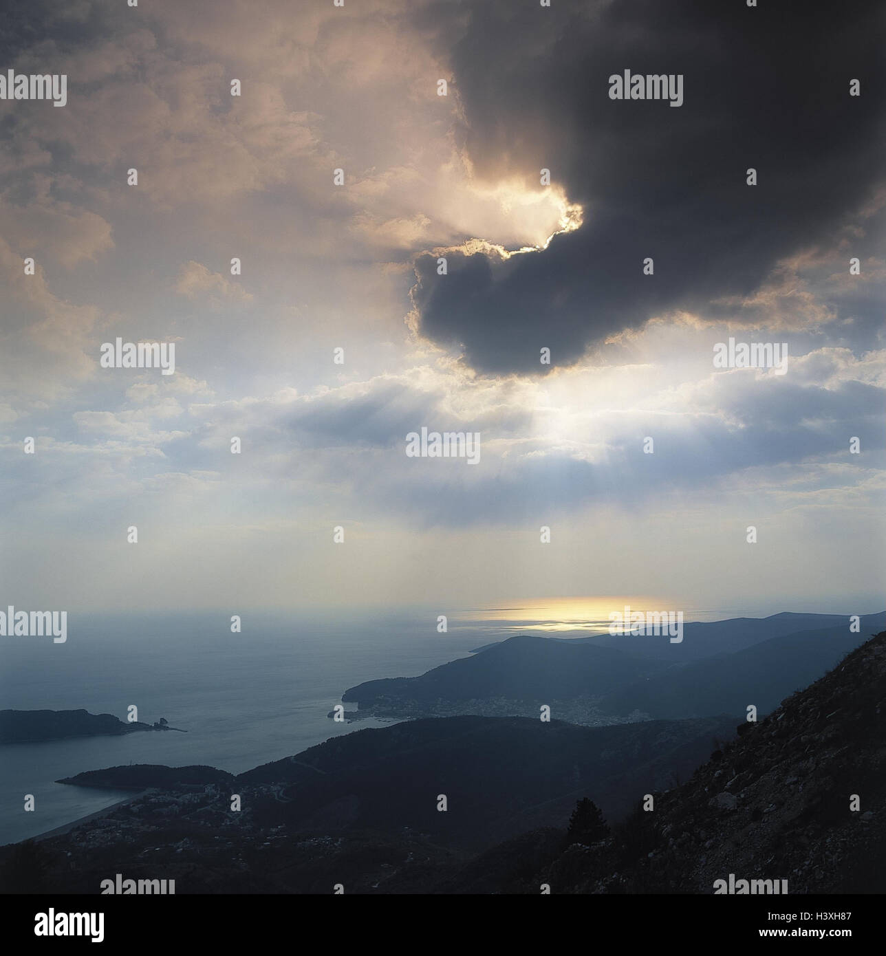 Montenegro, Budva, Küstenlandschaft, schöne Wolken, Küste, Meer, Mittelmeer, Landschaft, Wolken, Abendlicht, Sonnenuntergang Stockfoto