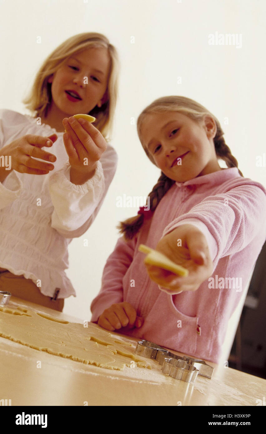 Yule-Flut, Backen, Kinder, Teig, Freisteller, Advent, Weihnachten, Yule Flut, für Weihnachten, Weihnachten, Haushalt, Vorbereitung, Kekse, Plätzchenteig, Ausstecher, Kuchen, Weihnachten Bäcker, süß, Weihnachten-Biskuit, Keks, Mädchen, Geschwister, Activit Stockfoto