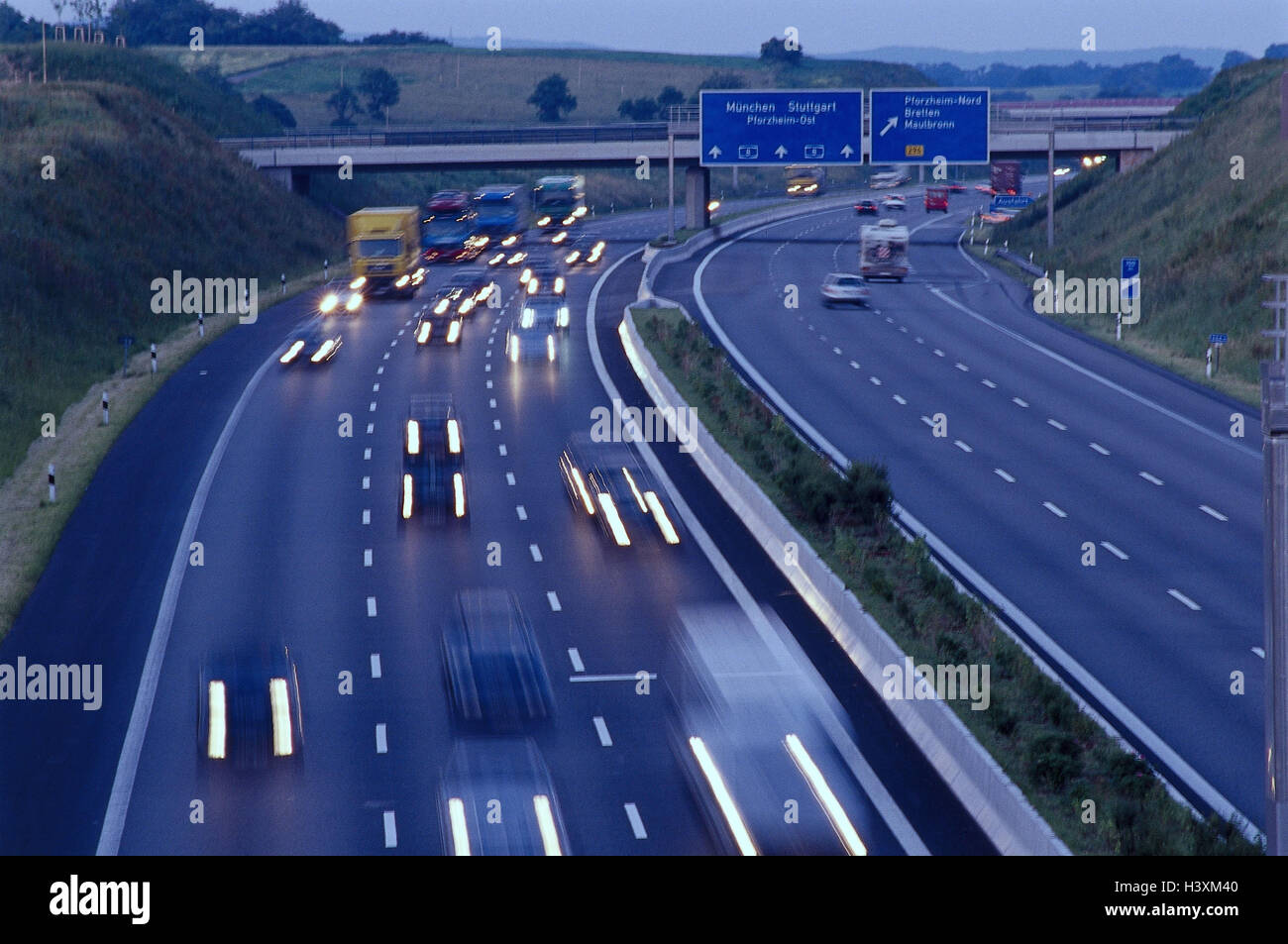 Deutschland, Baden-Wurttemberg, Pforzheim, A8, Verkehr, Abend Straße, Verkehr, Durchgangsstraße, schnellen Verkehr, Fernverkehr, mehrspurige, Pflaster, dreispurige Autobahn, Autos, Verkehrsteilnehmer, Lichter in der Nähe Stockfoto
