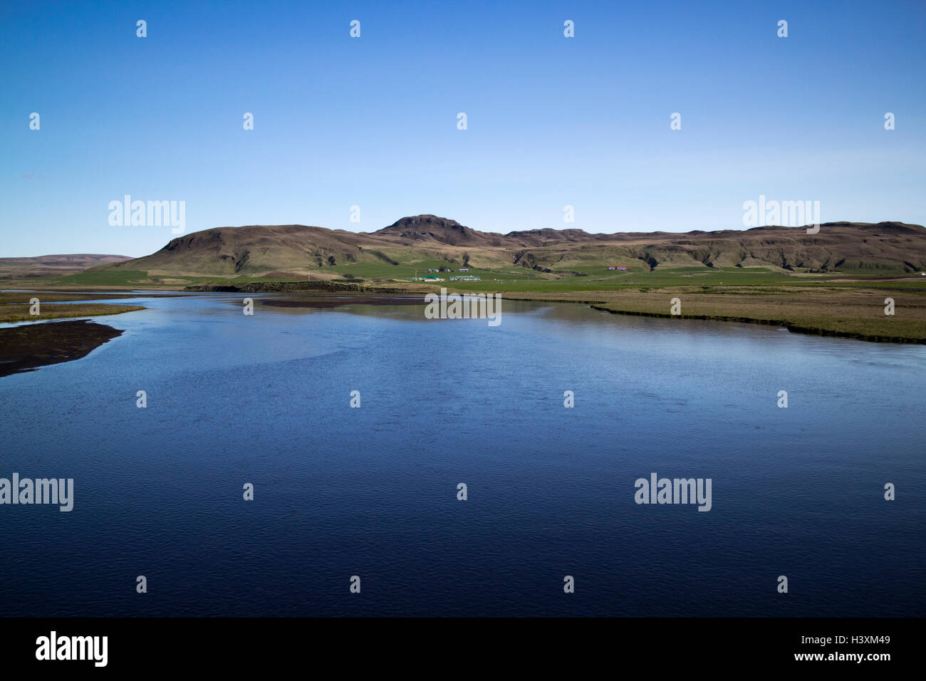 Fluss durch Kirkjubaejarklaustur und Hrifunes Süden Islands Stockfoto