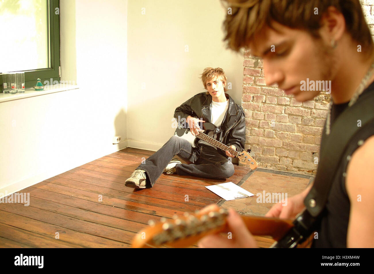 Loft, Männer, Gitarren, spielen, komponieren, zusammen, Wohnfläche, Musiker, junge, Gitarrist, Gitarrist, Musik, musizieren, Musikinstrumente, Instrumente, musikalisch, Freunde, Freundschaft, Hobby, Freizeit, locker, lässig, Teamwork Stockfoto