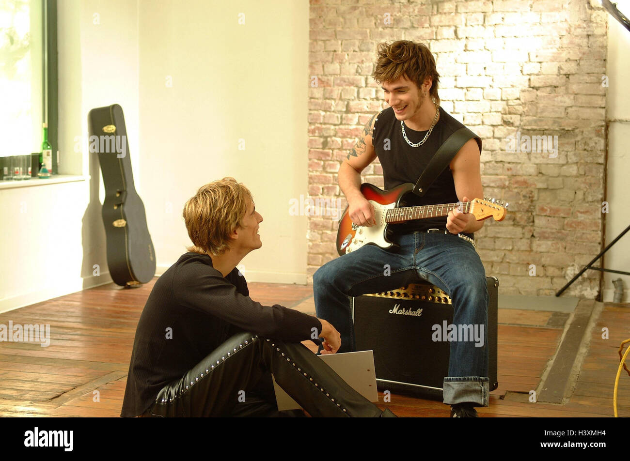 Loft, Männer, Gitarre, spielen, komponieren, zusammen, Wohnfläche, Musiker, junge, Gitarrist, Gitarrist, Musik, musizieren, Hinweis Musikinstrument, instrument, musikalisch, Freunde, Freundschaft, Noten, score, zusammen, Hobby, Freizeit, Lächeln, glücklich, locker, Casu Stockfoto