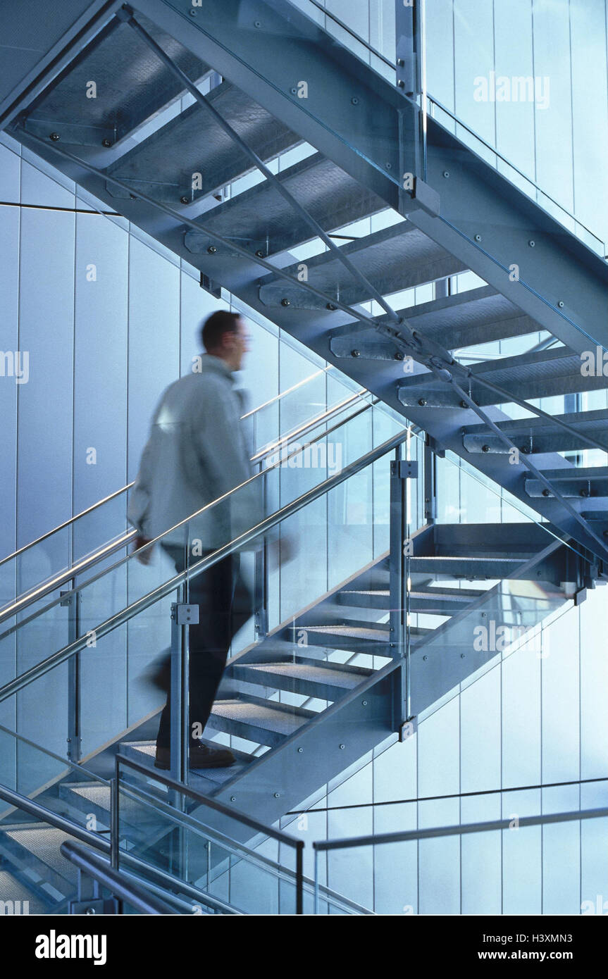Treppenhaus Mann Unscharfe Innen Gebaude Detail Stahltreppen Treppe Treppen Steigen Treppen Stufen Stockfotografie Alamy