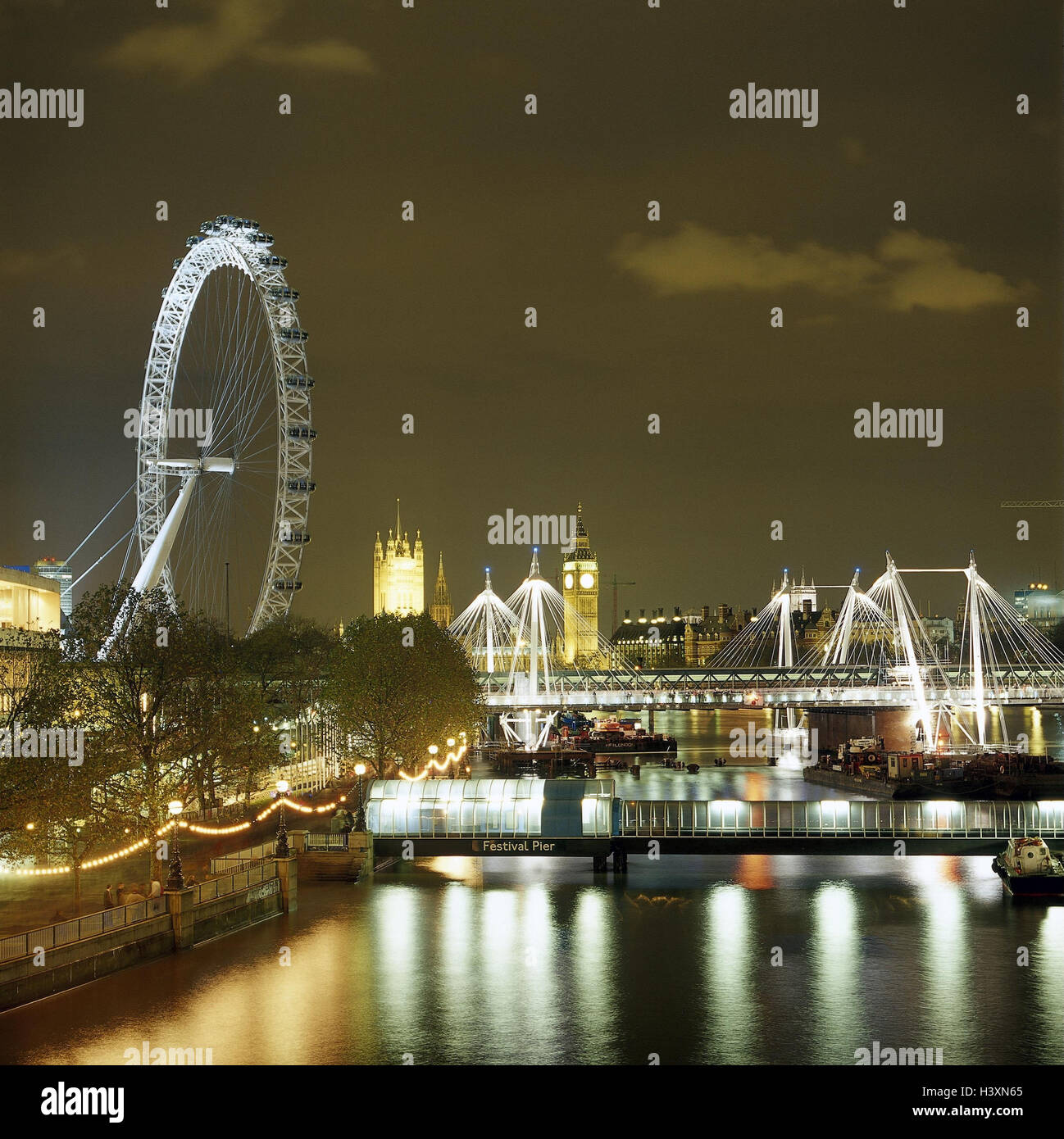 Großbritannien, London, Blick auf die Stadt, Festival Pier, Geschäft, Abend, draussen, England, Stadt, Hauptstadt, Fluß, Themse, Themse, Brücke, Brücke, Kai, Achterbahn, Illuminateds, Beleuchtung, Schiffe, Frachter Stockfoto