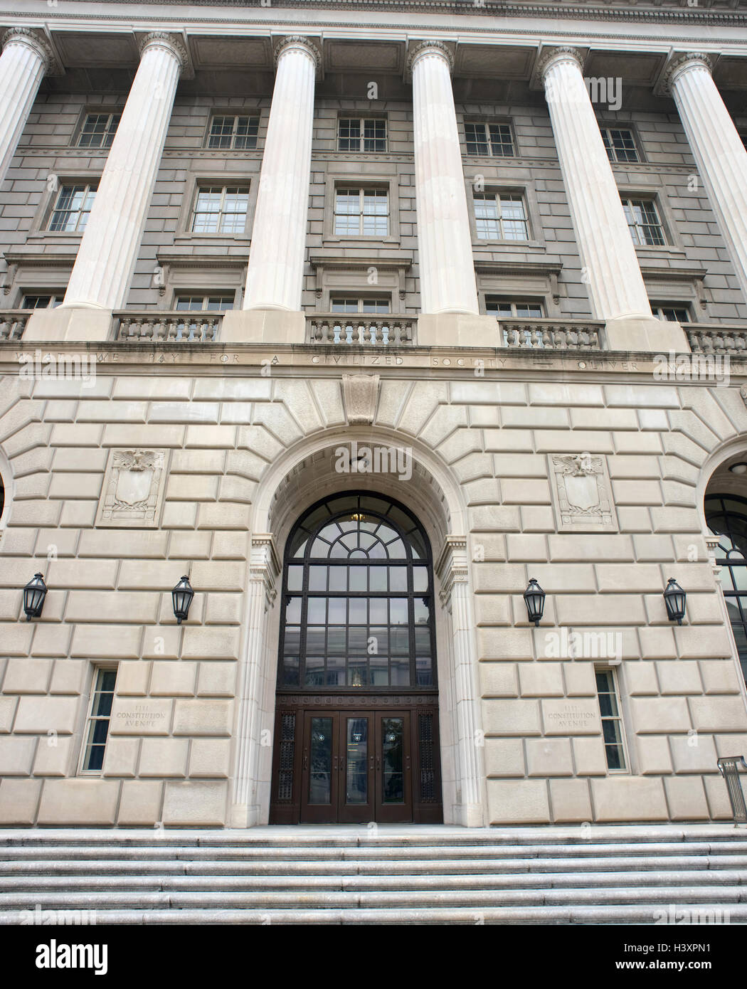 Vor dem Eingang gegenüber dem IRS Gebäude in Washington DC. Stockfoto
