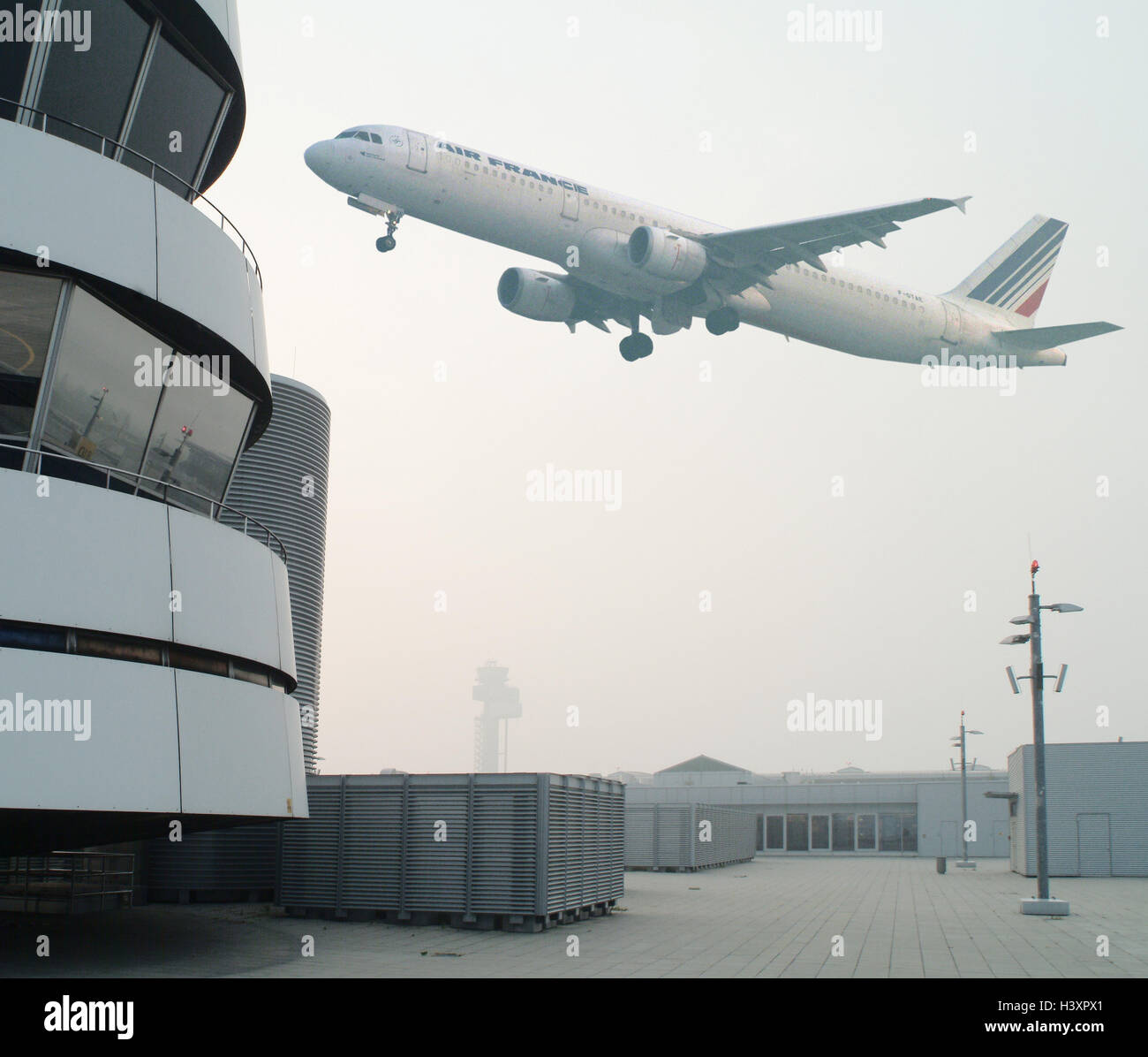 Deutschland, Düsseldorf, Flughafen, Turm, Flugzeug, fliegen, s/w Stockfoto