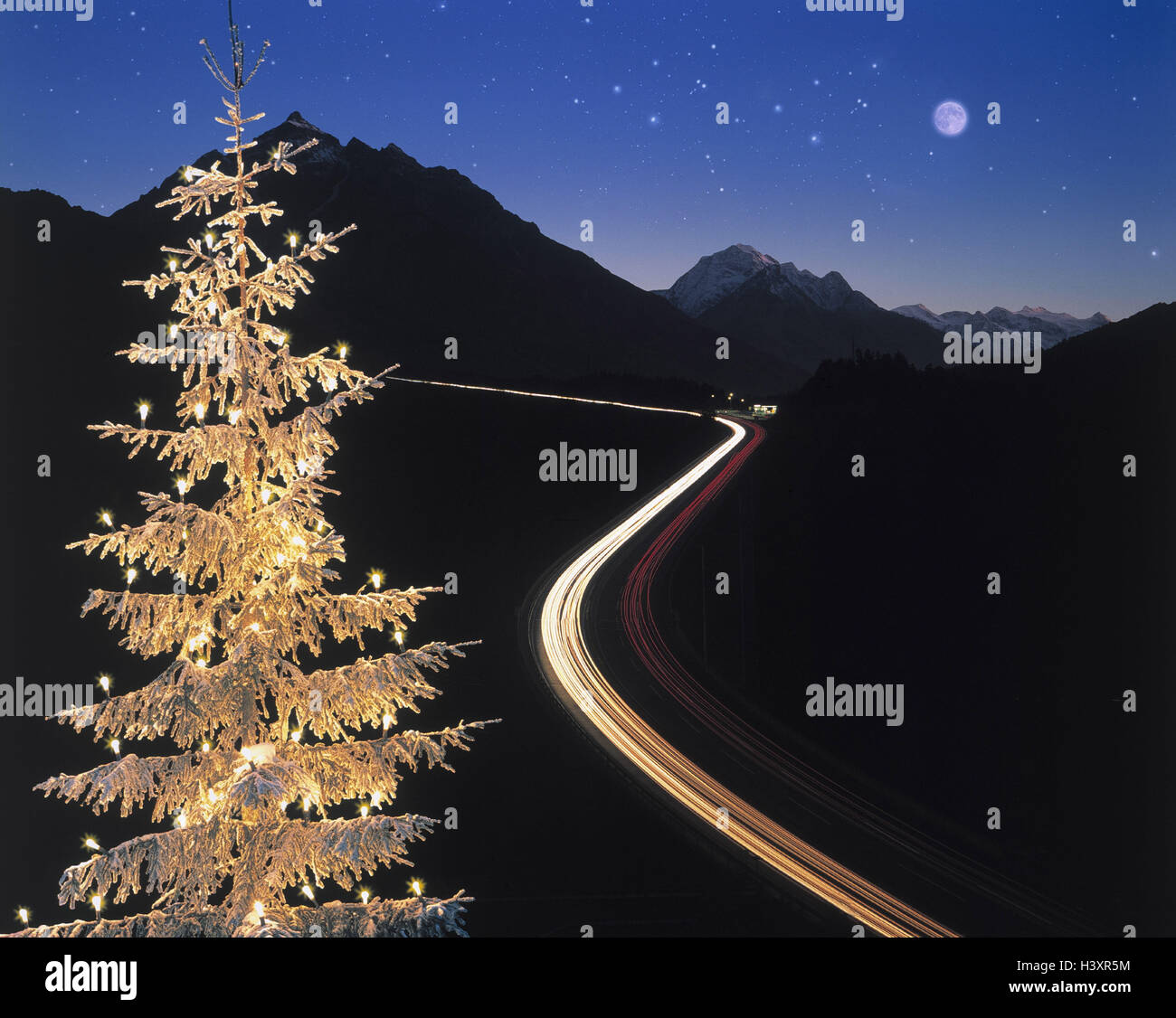 Österreich, Tirol, Programmierer Autobahn, Berglandschaft, Weihnachtsbaum leichte Spuren, Nacht Himmel, Mond, (M), Europa, Autobahn, Programmierer Autobahn, Maut, Transit Road, Transitstrecke, Alpenpass, haftet Verkehr Weg, Brennerstraße, Verbindung, Österreich Italien, sternenklaren Skystarry Skystarry Himmel, Weihnachten, Stockfoto