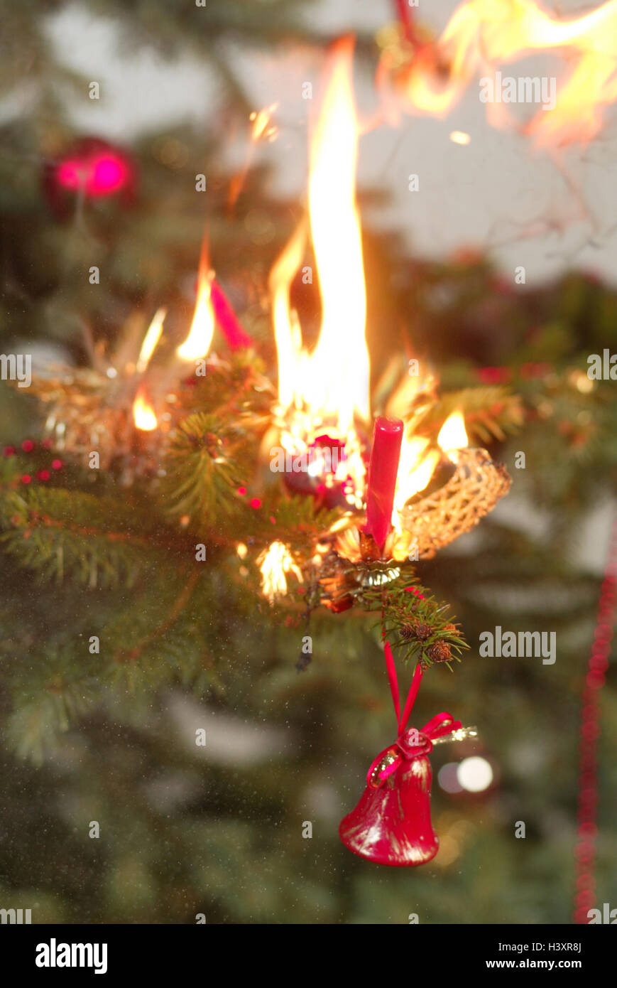 Weihnachtsbaum, Explosion, Detail, Weihnachten, Heiligabend, Unfall, Unglück, Feuer, Feuerunfall, Feuer, Flammen, Gefahr, Gefahr Situation, Zerstörung, Kerze, Christbaumschmuck Stockfoto