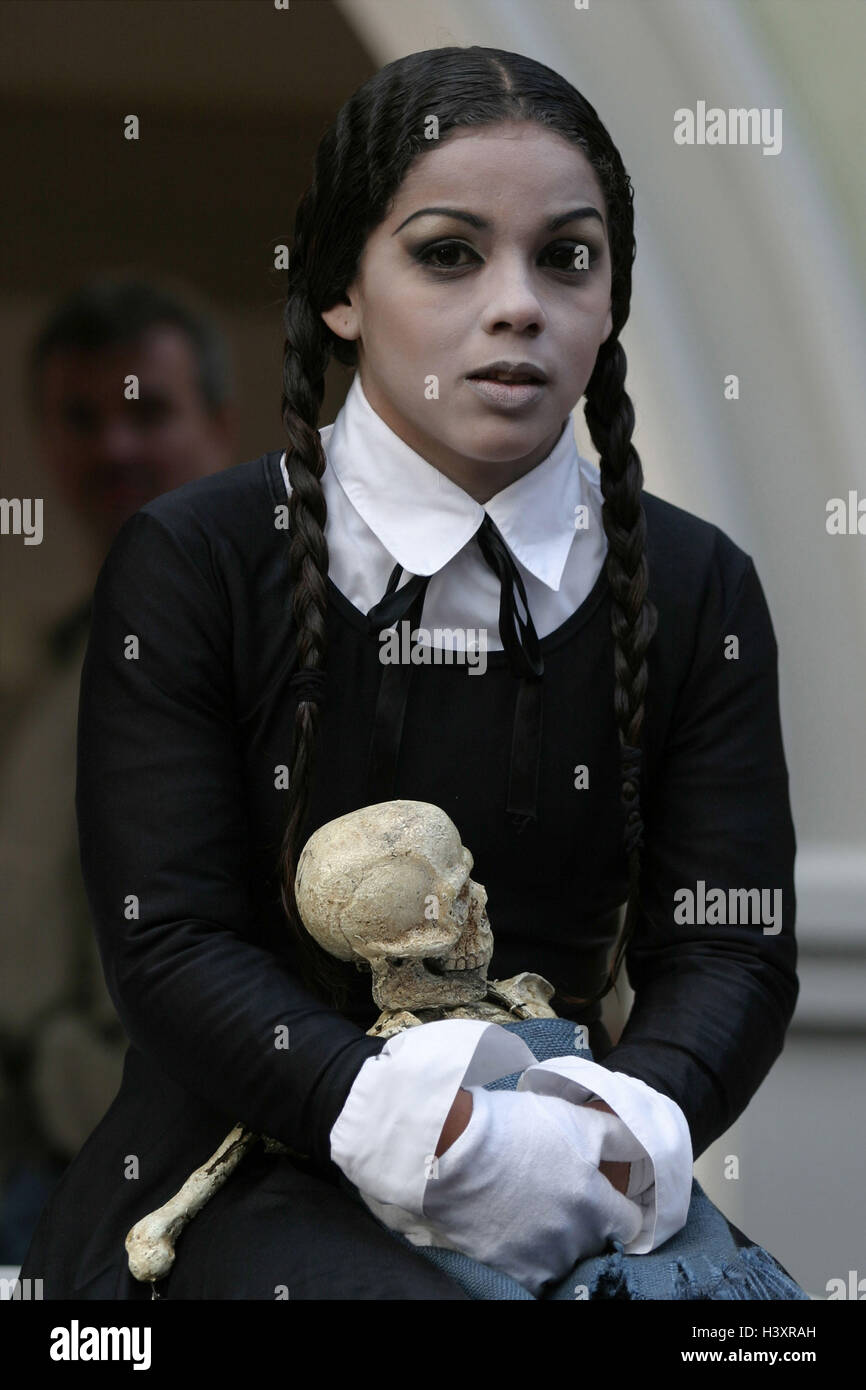 Halloween, Frau, jung, Zöpfe, Skelett, halten, halbe Porträt, kein Model Release Karneval, Karneval, fest, Feier, Kostüm, Masken, Kostüme, verkleidet, Futter, Unterhaltung, Spaß, schrecklich, unheimlich, furchtbar, Troublemaker, erschrecken, Entsetzen, Brauch, Tradition Stockfoto