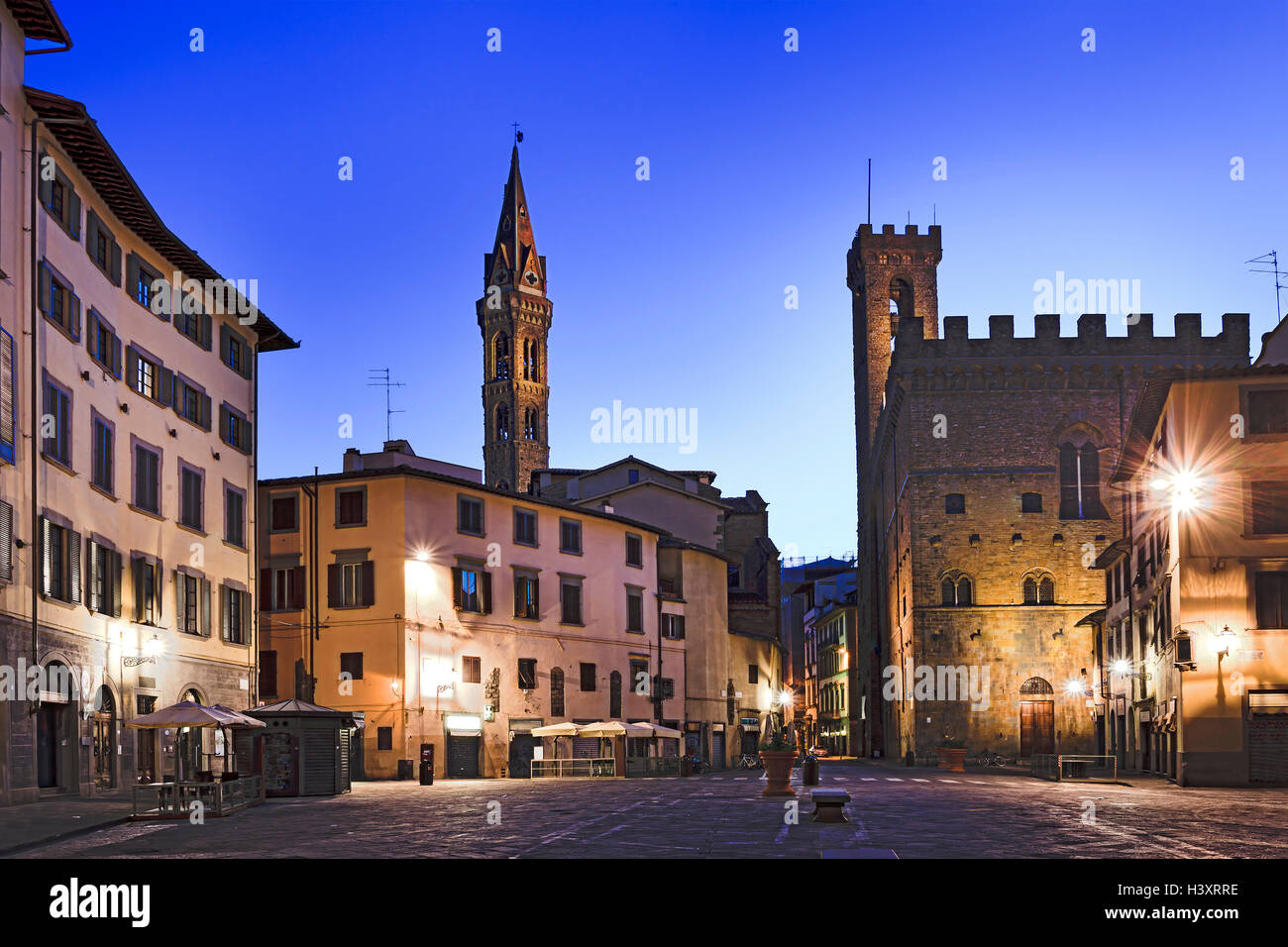 San Florenz Quadrat in der Mitte von Florenz Innenstadt umgeben von mittelalterlichen historische Gebäude, Schlösser und Türme bei Sonnenaufgang. Stockfoto